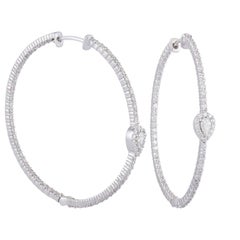Pendiente de aro de diamantes tachonado en oro blanco de 18 quilates