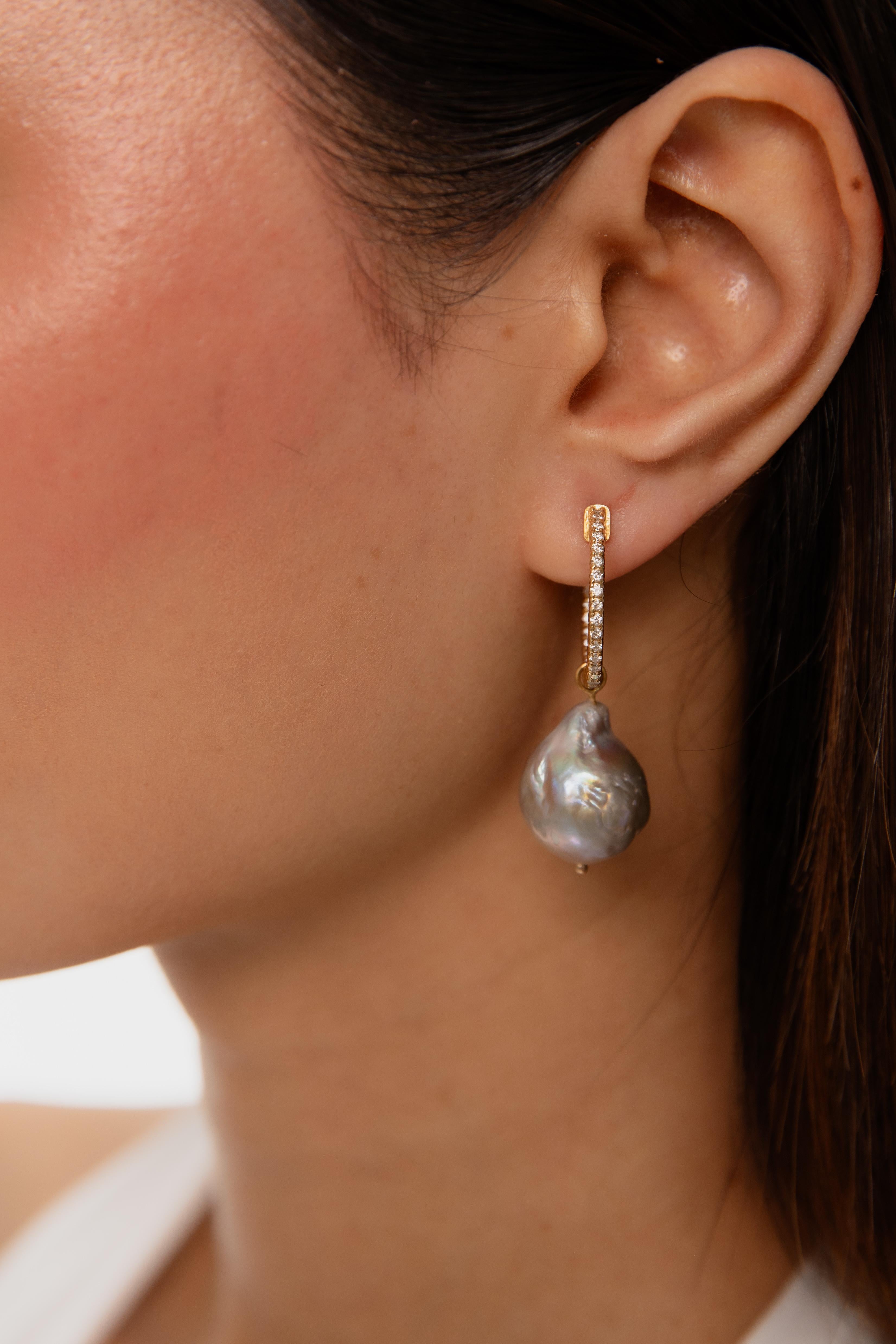 Diamond Hoop Earring with detachable Pearls For Sale 3