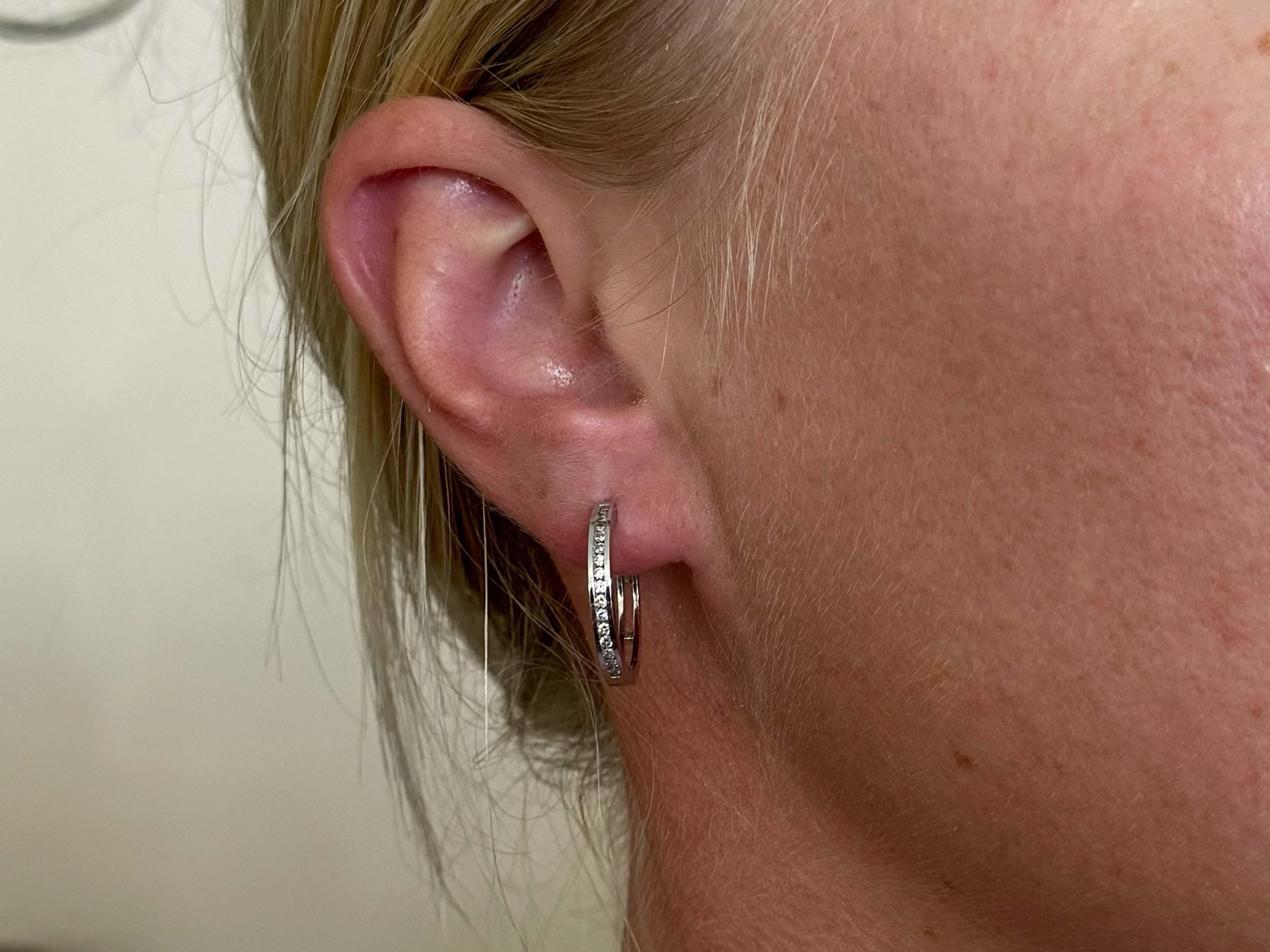 Boucles d'oreilles Spécifications :

Métal : Or blanc 14K

Poids total : 3,6 grammes

Diamètre de la boucle d'oreille : 0.80