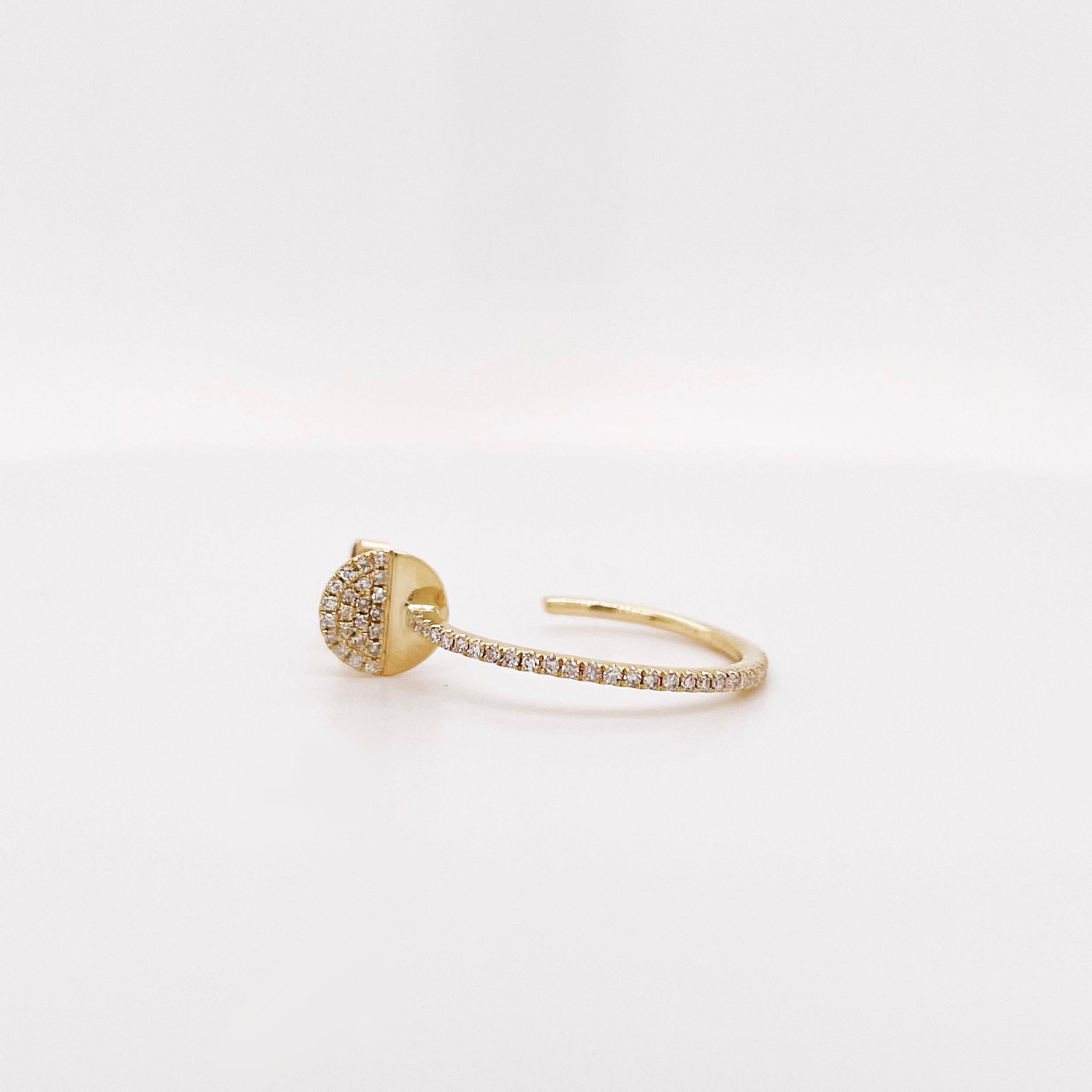 Boucles d'oreilles en diamant pavé scintillant ! Confortable, léger et de haute qualité. Fabriqué avec des diamants naturels authentiques et de l'or jaune solide de 14 carats. Les boucles d'oreilles J hoop ont un design unique avec un disque en