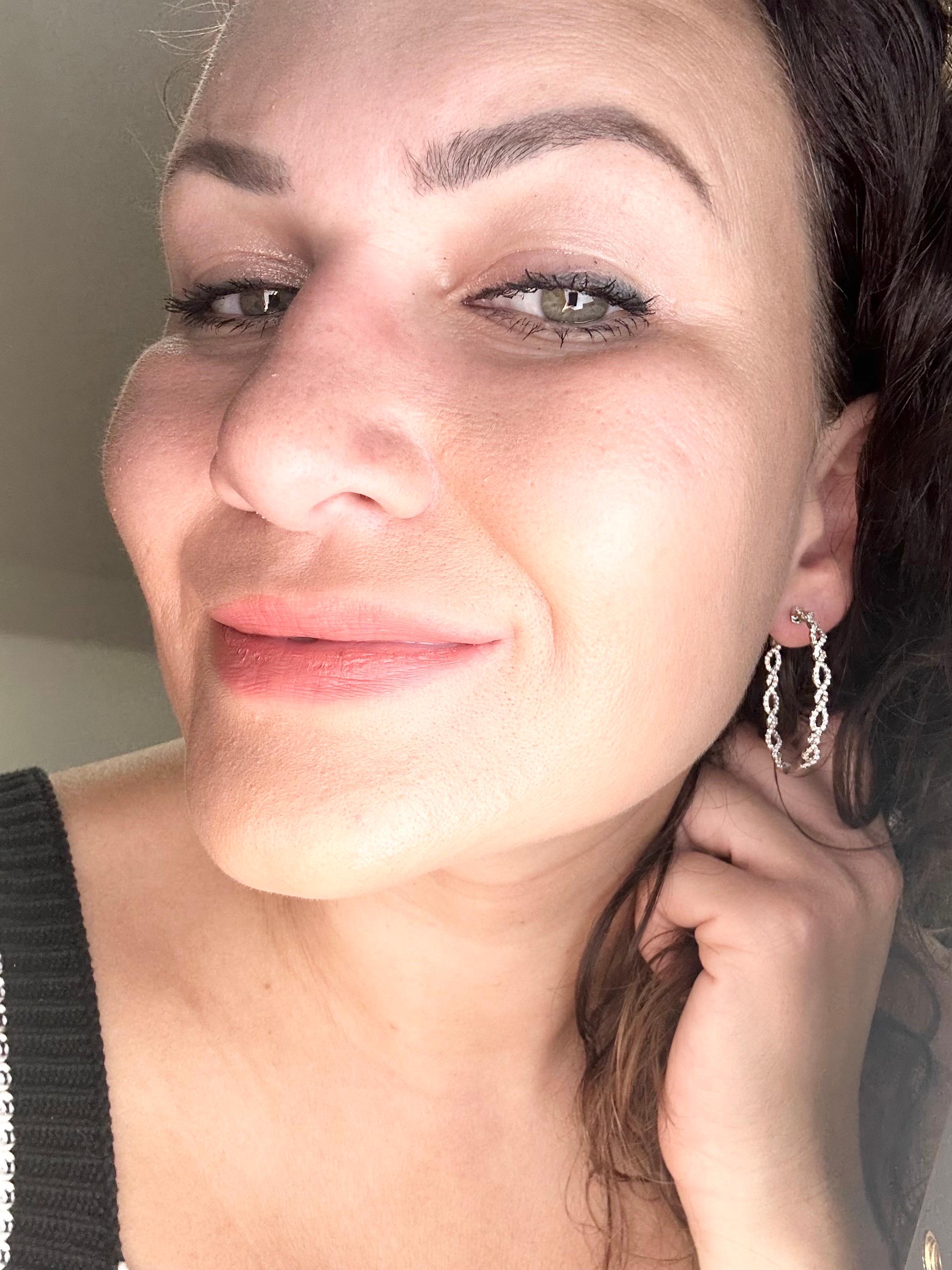 Boucles d'oreilles créoles en or 14 carats avec diamants naturels - Large en vente 2