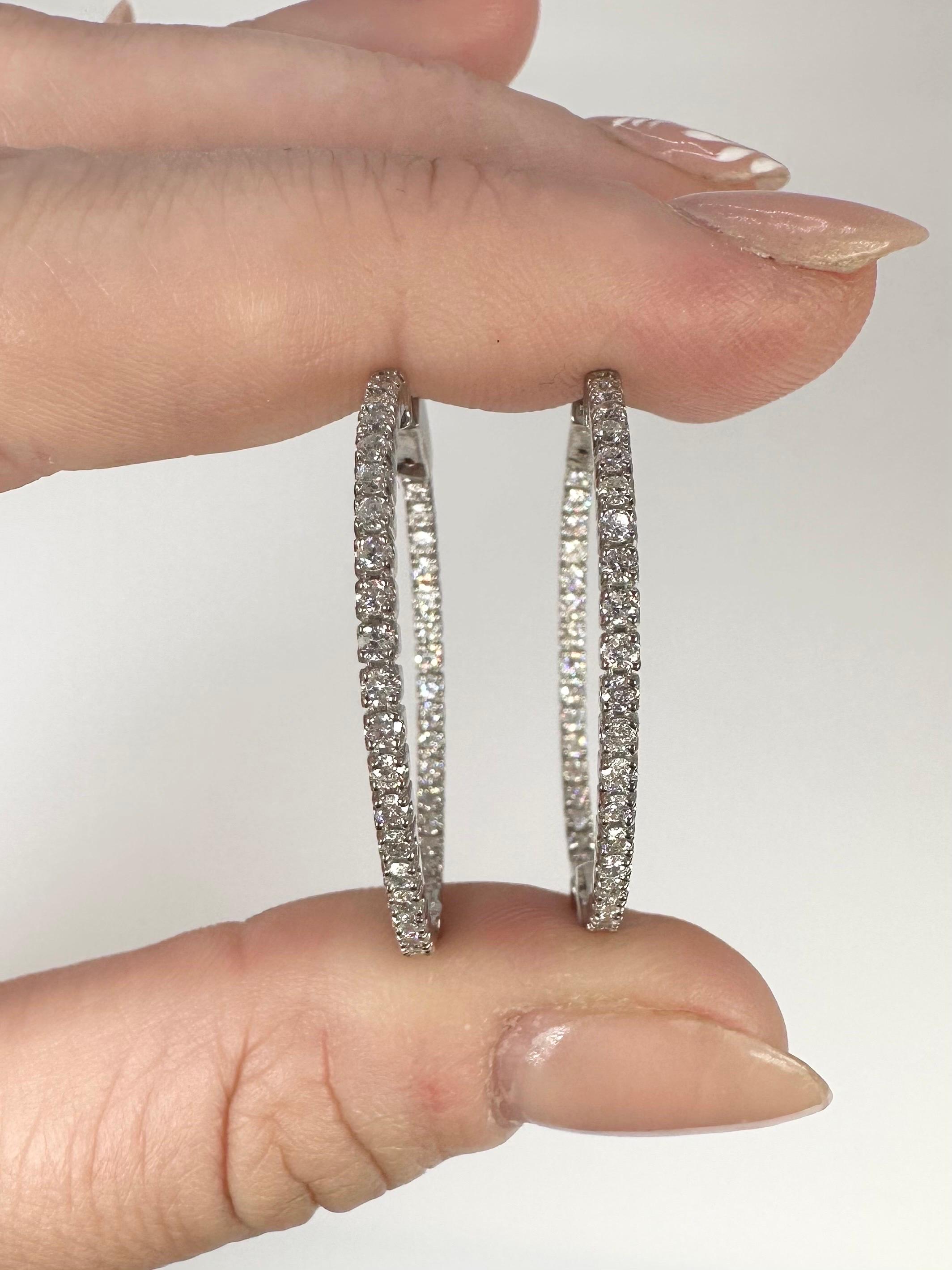 Sparkling diamond hoops made in 14KT white gold, the trendy inside out dsign is stunning when on ear!

GOLD: 14KT gold
NATURAL DIAMOND(S)
Clarity/Color: VS-SI/G-H
Carat:1.96ct
Cut:Round Brilliant
Grams:6.20
Item#: 150-00076MREK

WHAT YOU GET AT