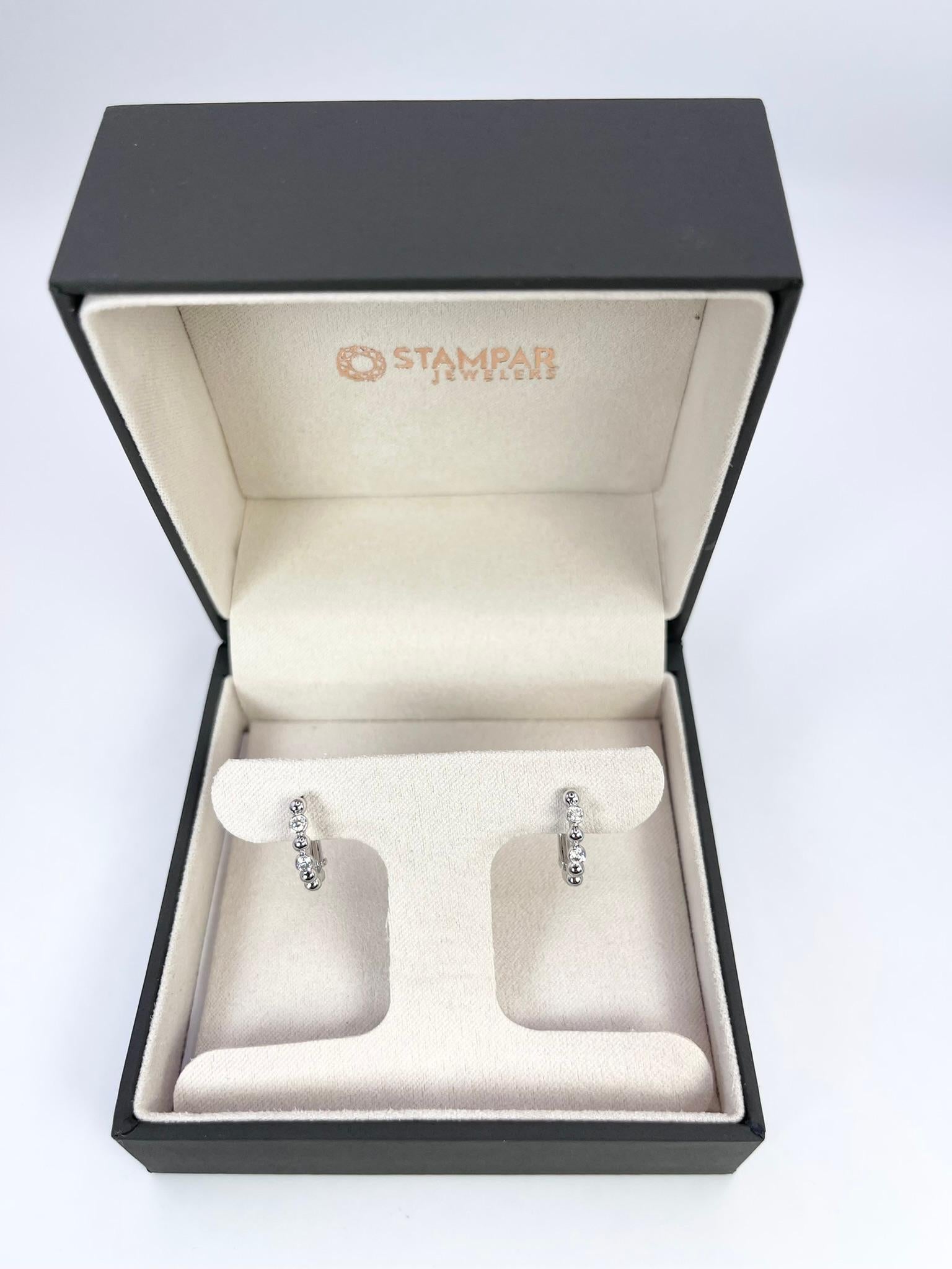 Elegant diamond earrings in 14KT white gold, small hoop style.

CENTER STONE: NATURAL DIAMONDS
CARAT: 0.12CT
CLARITY: VS-SI
COLOR: F-G
CUT: ROUND BRILLIANT
STAMP: 14KT
GRAM WEIGHT: 2.40gr
GOLD: 14KT white gold
CLOSURE: hinge on hoop
Diameter: 16mm x