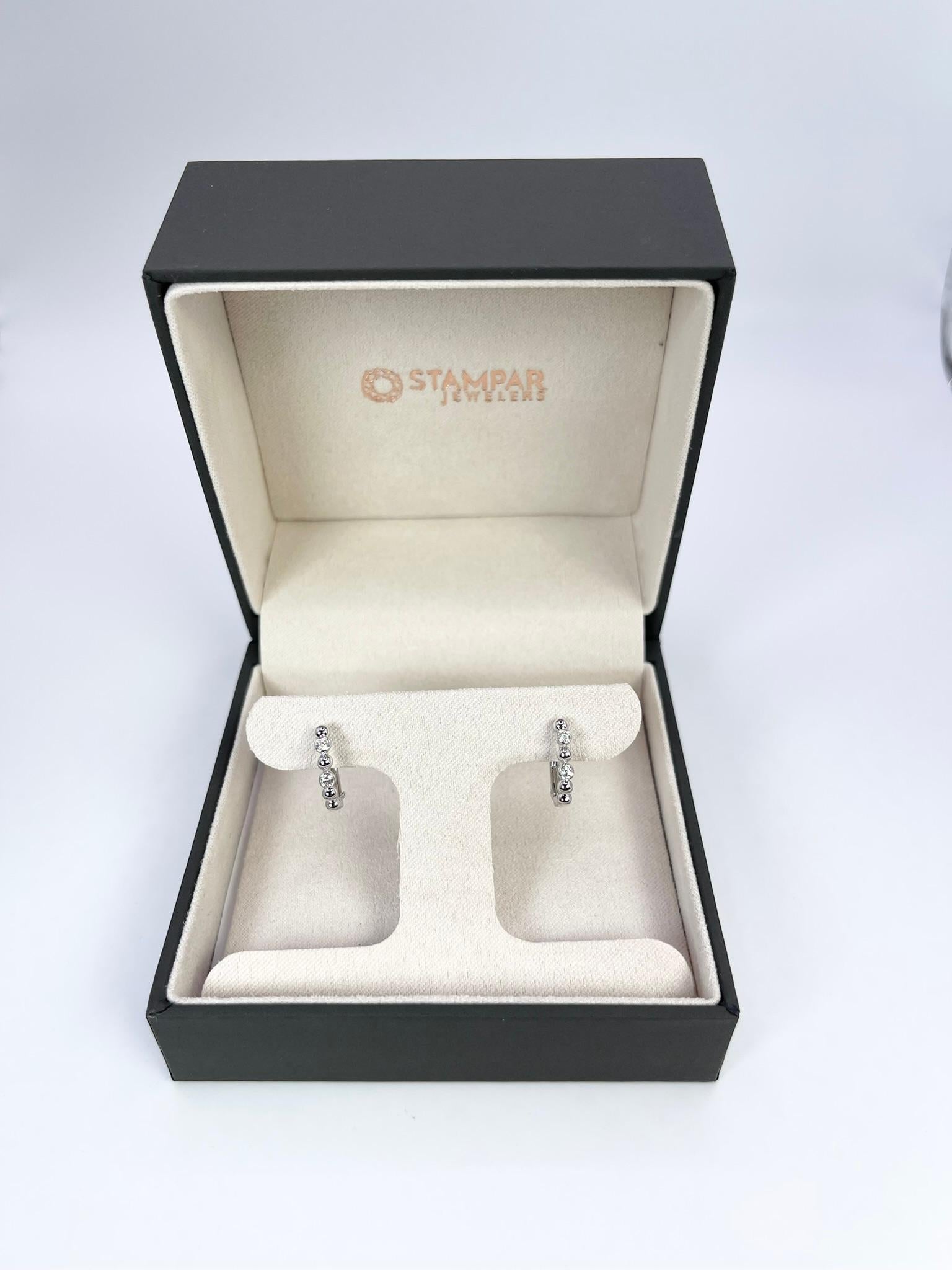 Moderne Boucles d'oreilles créoles pour enfants en or blanc 14 carats avec diamants en vente