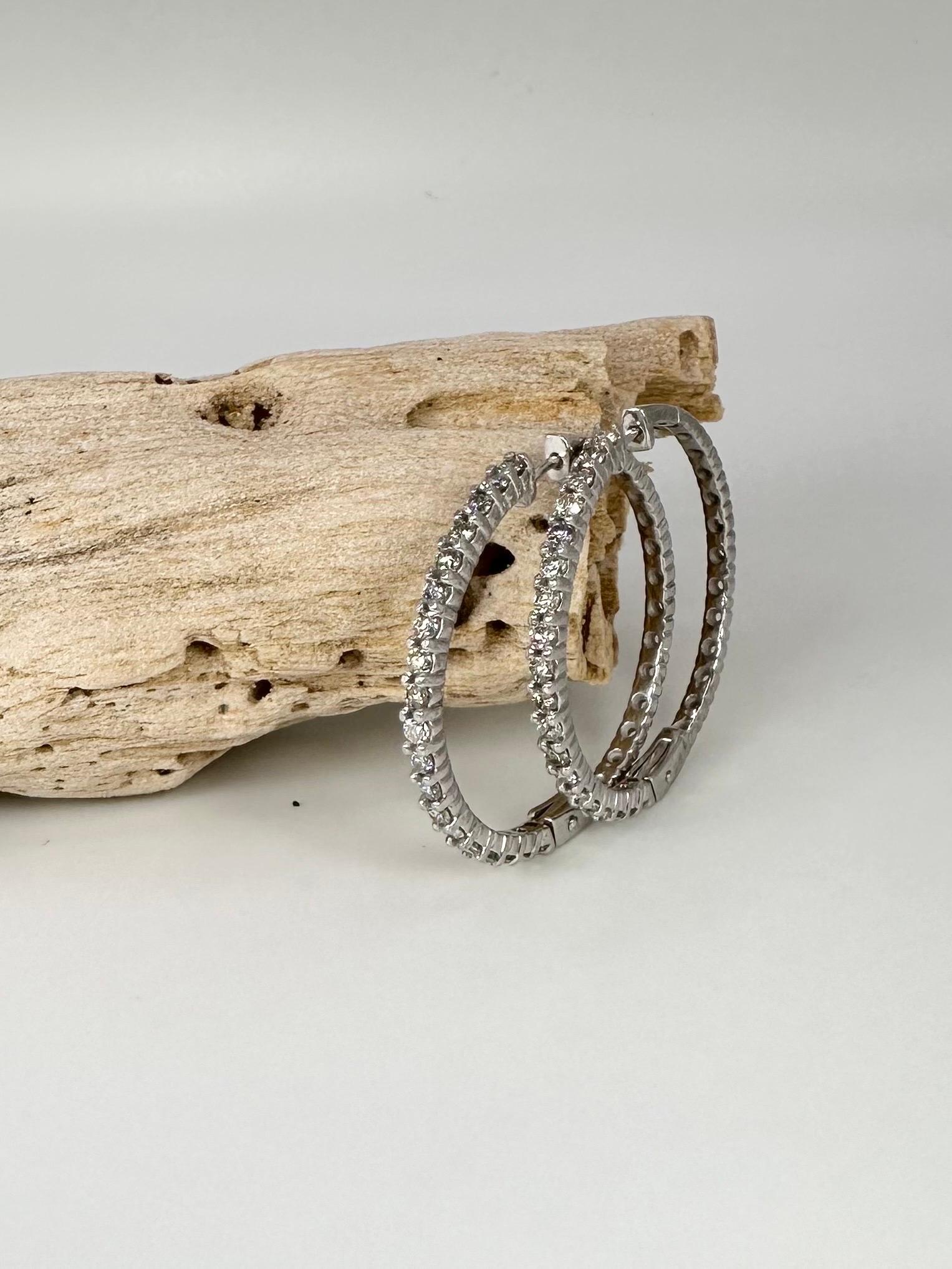 Orecchini a cerchio con diamanti in oro bianco 14KT Splendidi orecchini a cerchio scintillanti da 1,52 carati in vendita 1