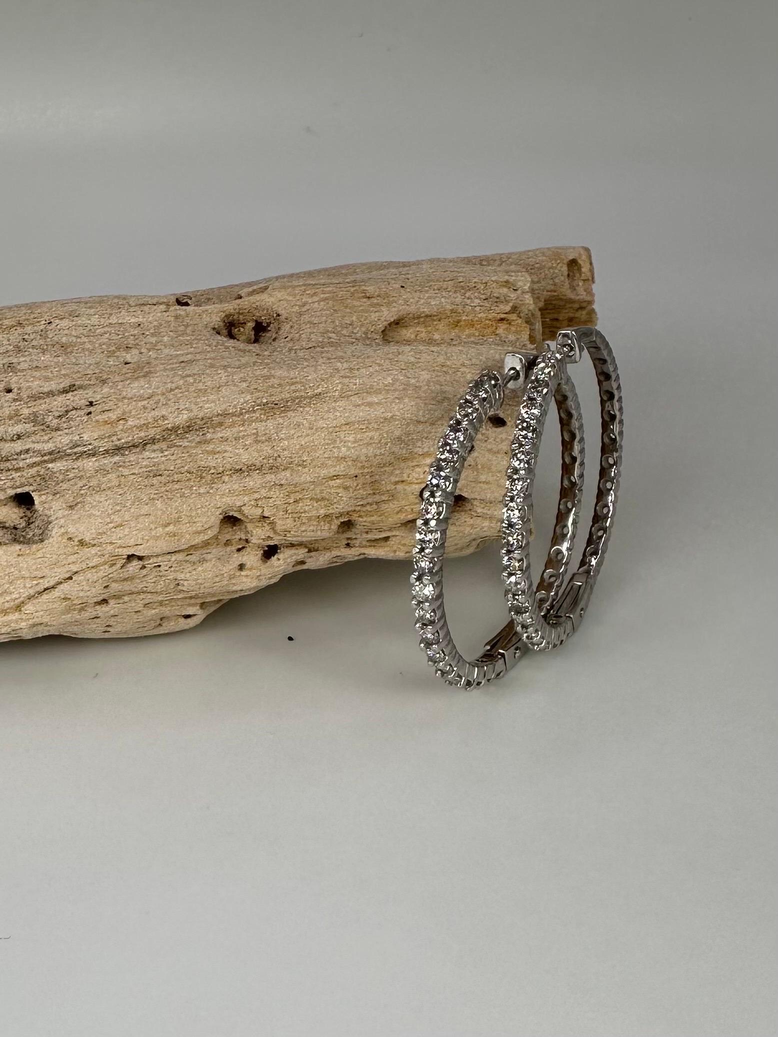 Orecchini a cerchio con diamanti in oro bianco 14KT Splendidi orecchini a cerchio scintillanti da 1,52 carati in vendita 3