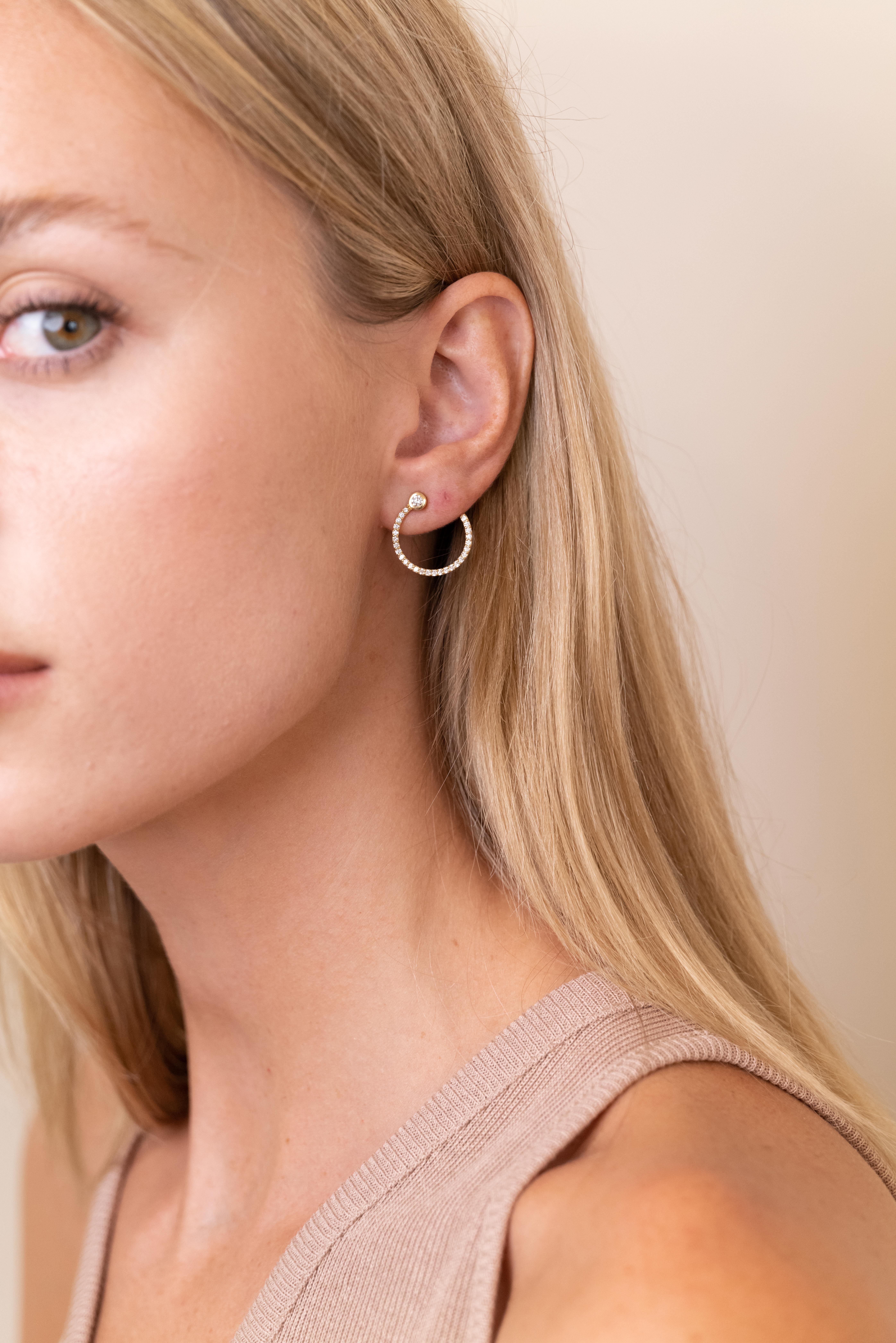 Les boucles d'oreilles 'Eternal Diamond' offrent une approche moderne de la silhouette classique de la boucle en diamant.

La paire est fabriquée en or jaune 18 carats et est illuminée par un diamant serti sur le dessus ainsi que par des diamants