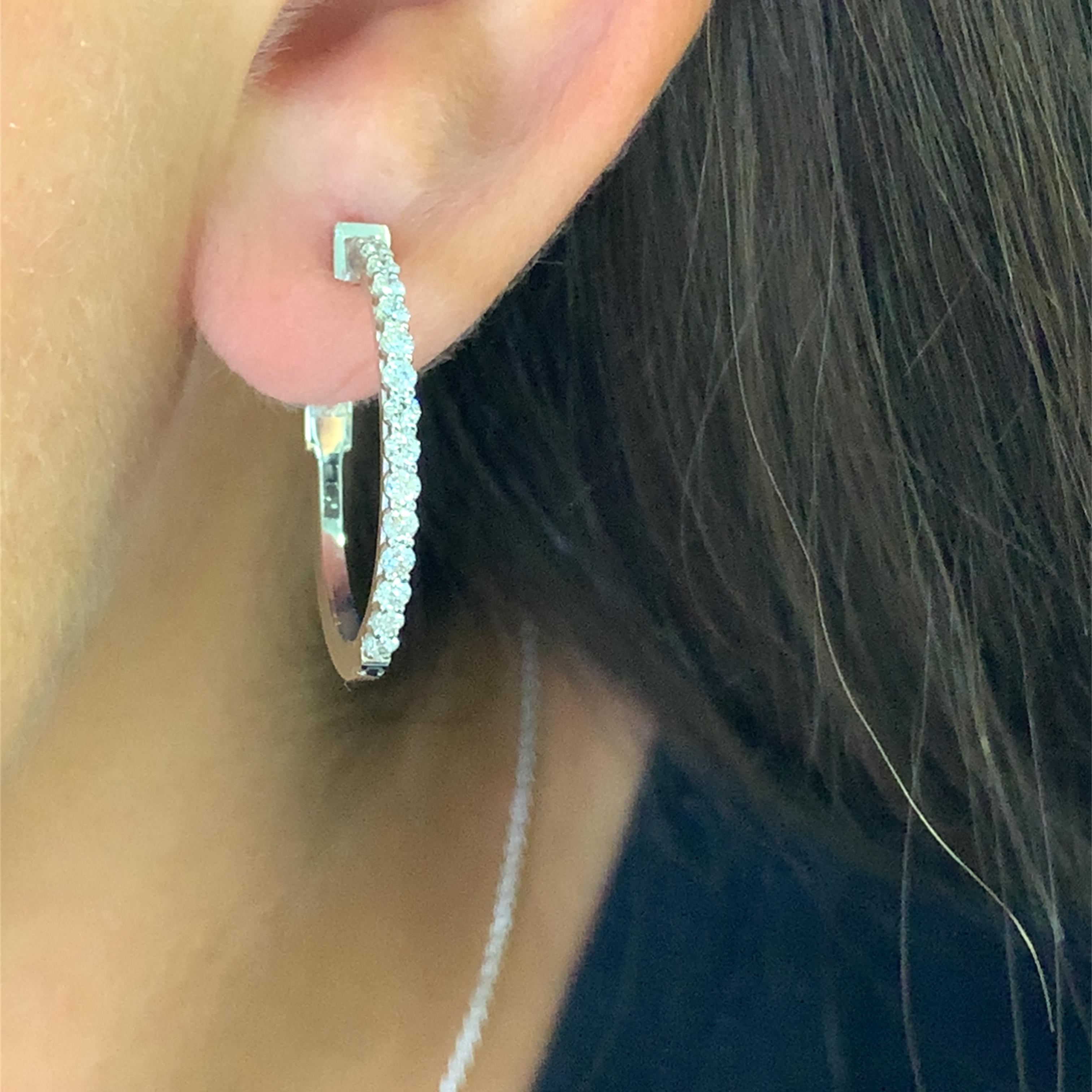 Questi sofisticati orecchini a cerchio sono realizzati in luminoso oro bianco 18 carati e presentano una fila continua di diamanti taglio brillante. Il design senza tempo garantisce la massima brillantezza e versatilità, rendendoli perfetti per ogni