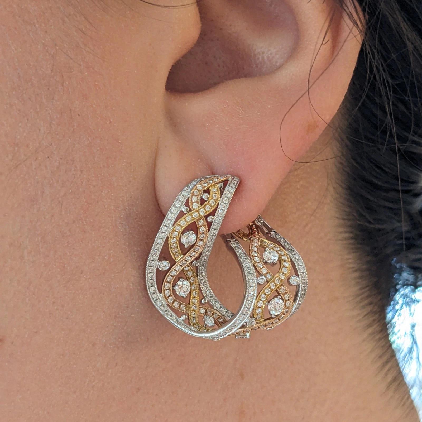 Diamant-Creolen-Ohrringe 2,00 cttw von Supreme aus 18 Karat dreifarbigem Gold 

Die Diamantohrringe sind mit runden Brillanten in 18 Karat Gelb-, Weiß- und Roségold besetzt. Die Ohrringe sind mit Stiften befestigt und mit Scharnieren versehen.

Das
