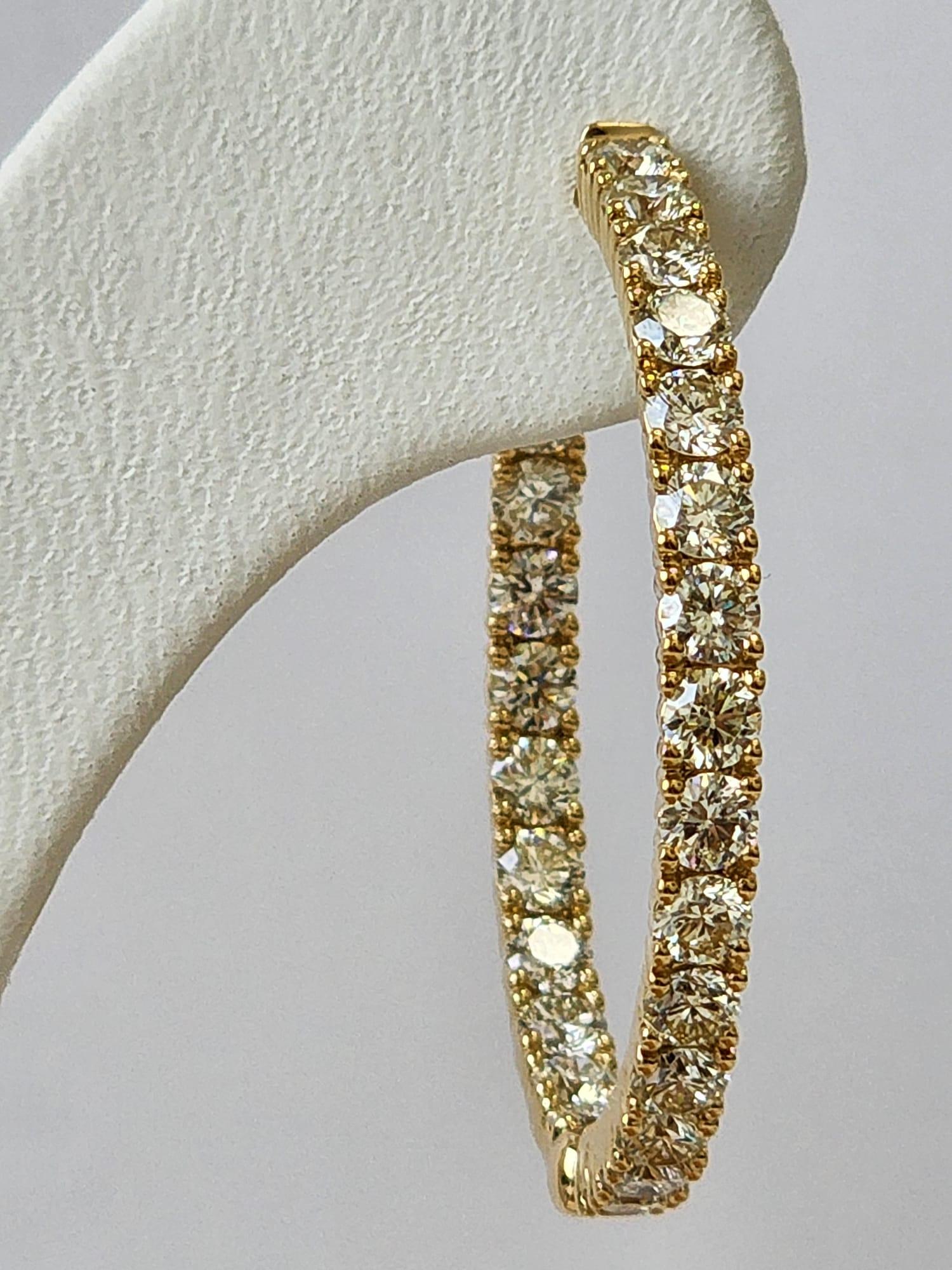 Diamond Hoop Earrings 4.25 Carat in 18 K Yellow Gold In New Condition For Sale In Ramat Gan, IL