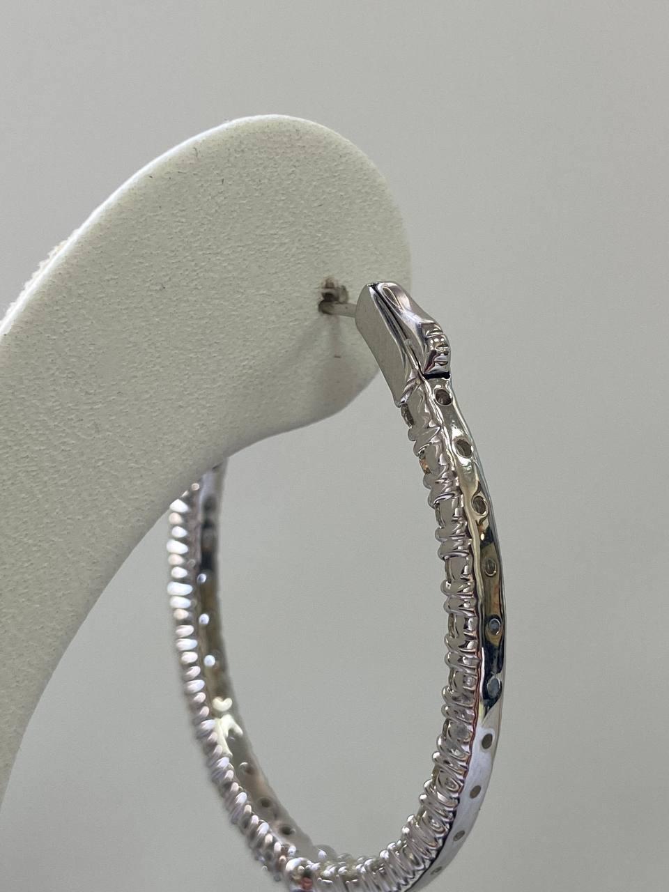 Orecchini a cerchio con diamanti da 4,7 carati in oro bianco 18 K In condizioni Nuovo in vendita a Ramat Gan, IL