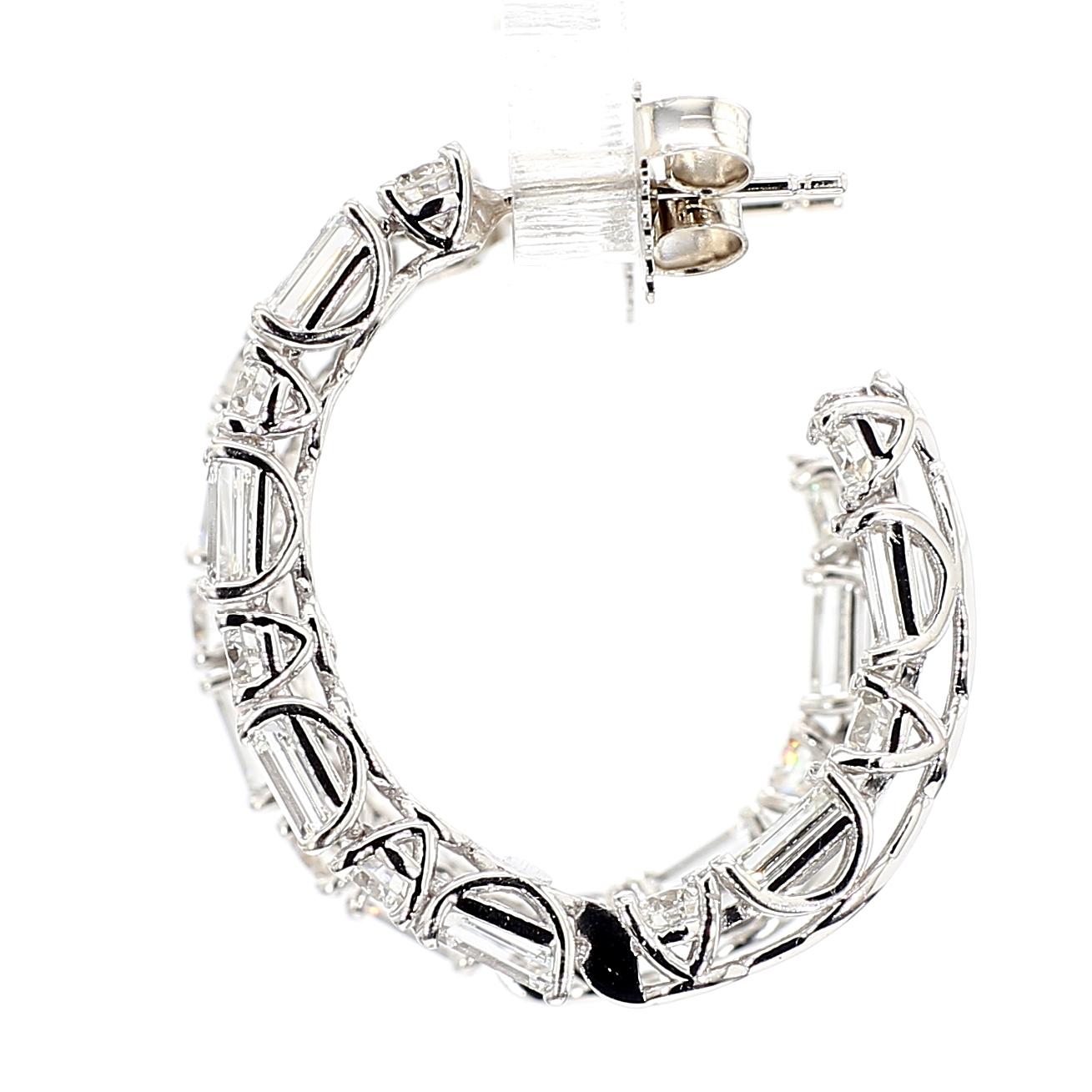 Créoles en diamant alternant taille émeraude et ronde *Naturel* Or blanc 18K Neuf - En vente à New York, NY