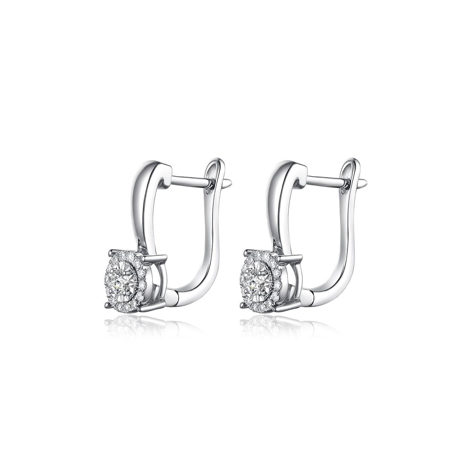 Diese Ohrringe sind mit zwei 0,05-Karat-Diamanten auf jeder Seite ausgestattet, der Mittelstein ist von einem Diamantenhalo umgeben. Die Ohrringe sind in 18 Karat Weißgold gefasst. Die Ohrringe sind sehr dezent und eignen sich hervorragend für den