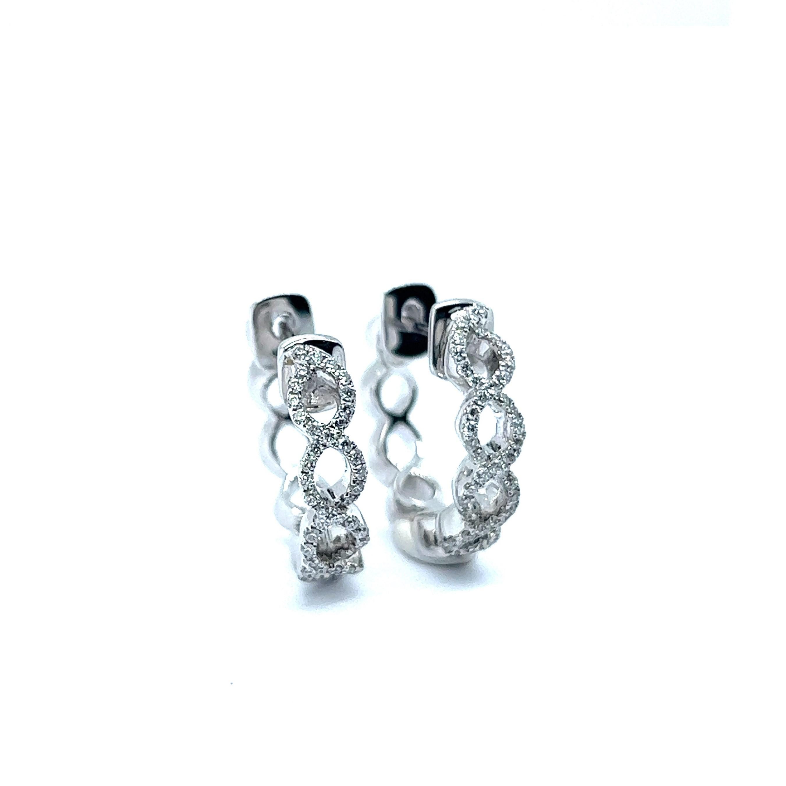 Diamond Hoop Earrings in 18 Karat White Gold In Excellent Condition For Sale In Lucerne, CH