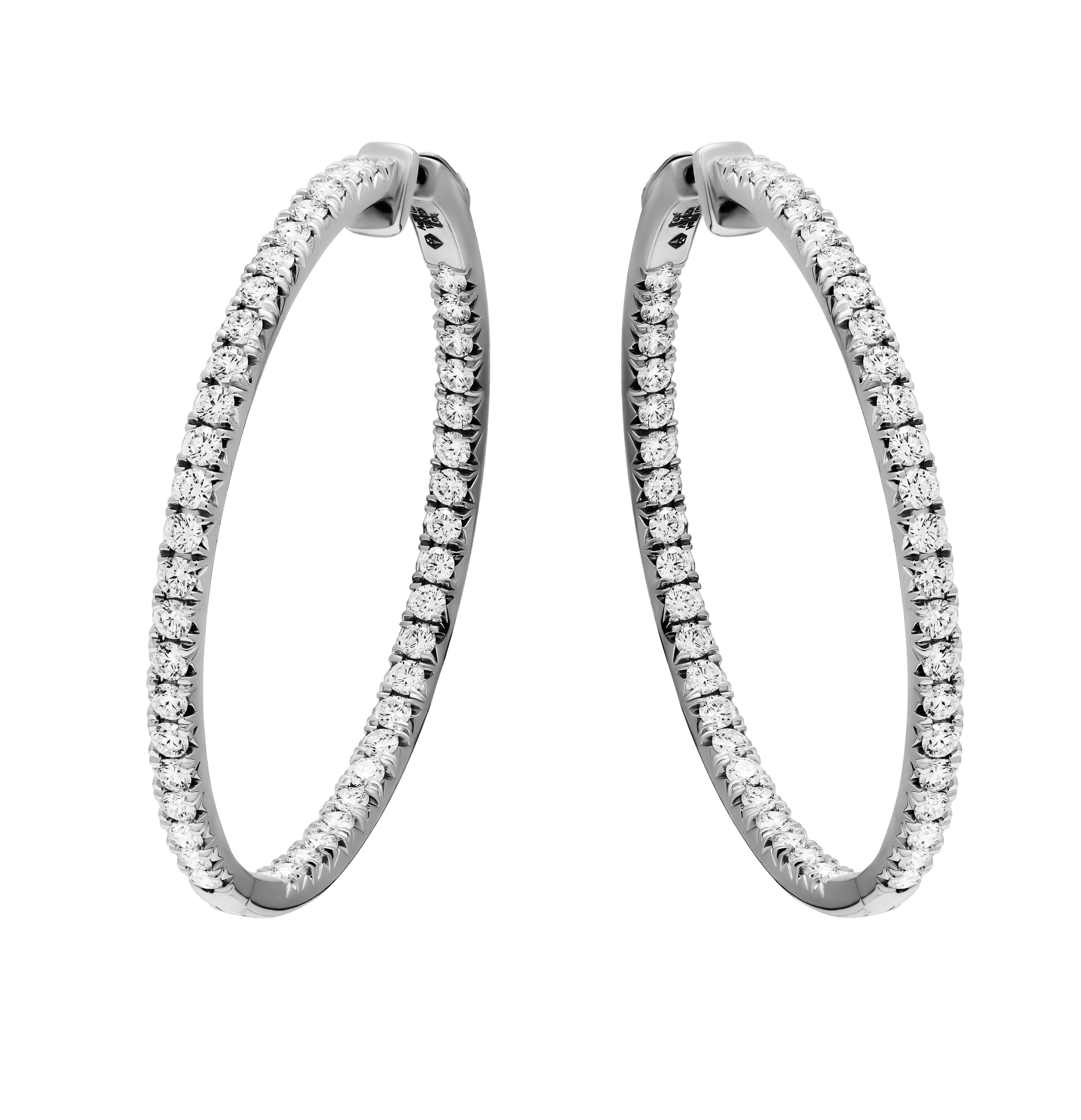  Orecchini a cerchio con diamanti in oro bianco 18 carati con pave francese
 90 diamanti rotondi F/G colore VS purezza ogni pietra 2,4 mm 
Il peso totale dei carati è di 3,6 carati