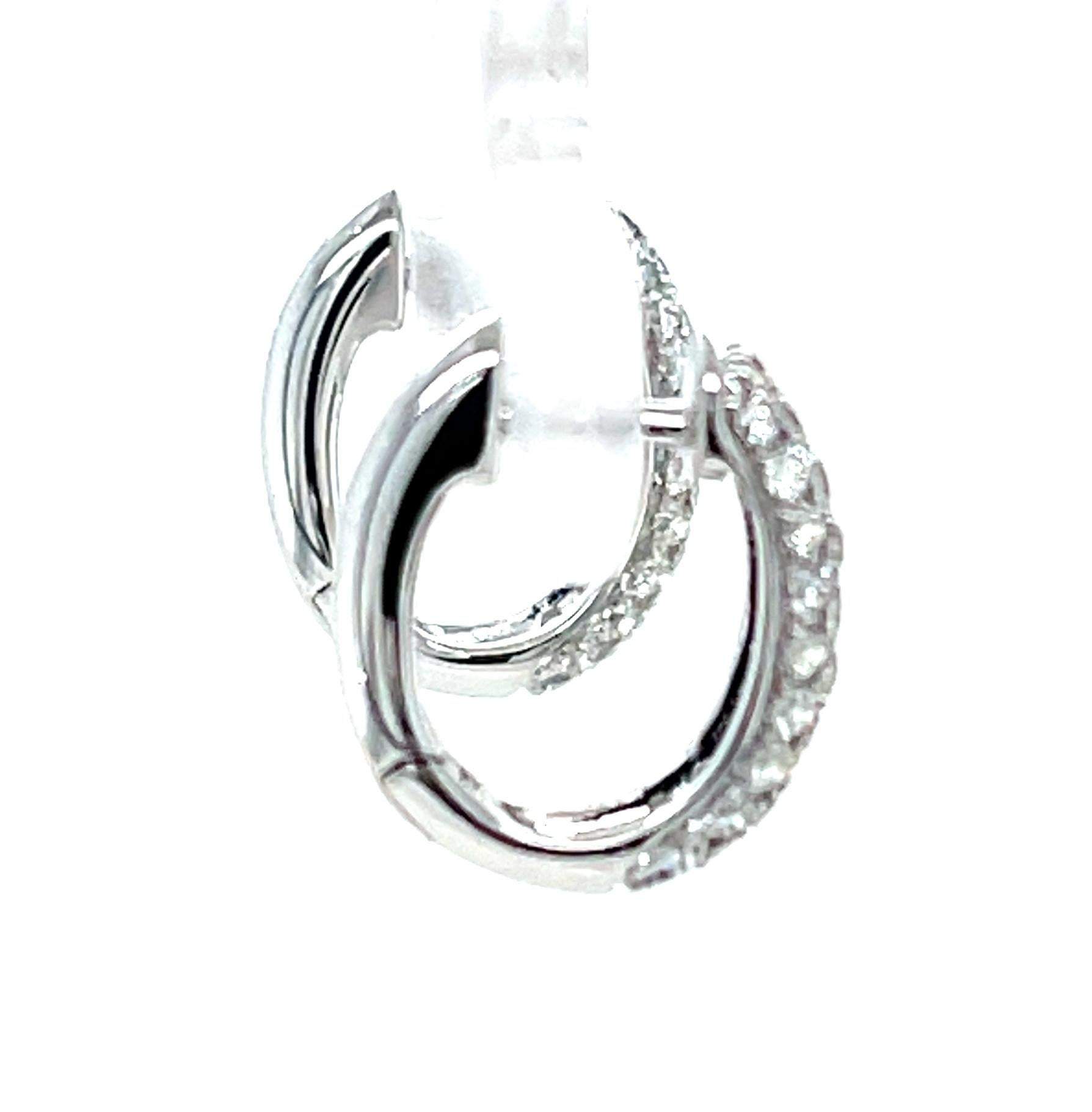 Diamond Hoop Earrings in 18k White Gold with Hinged Backs  In New Condition For Sale In Los Angeles, CA
