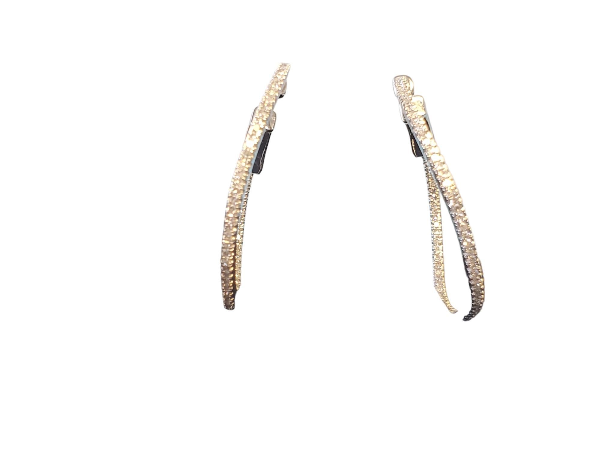 10K Inside Out Diamond Hoop Earrings 

Listed is a really nice pair of diamond hoop earrings in 10k white gold with 1.00tcw round diamonds, The hoops have a pressure release clasp that you press down on to release. The diamonds are H-I SI-I1 quality