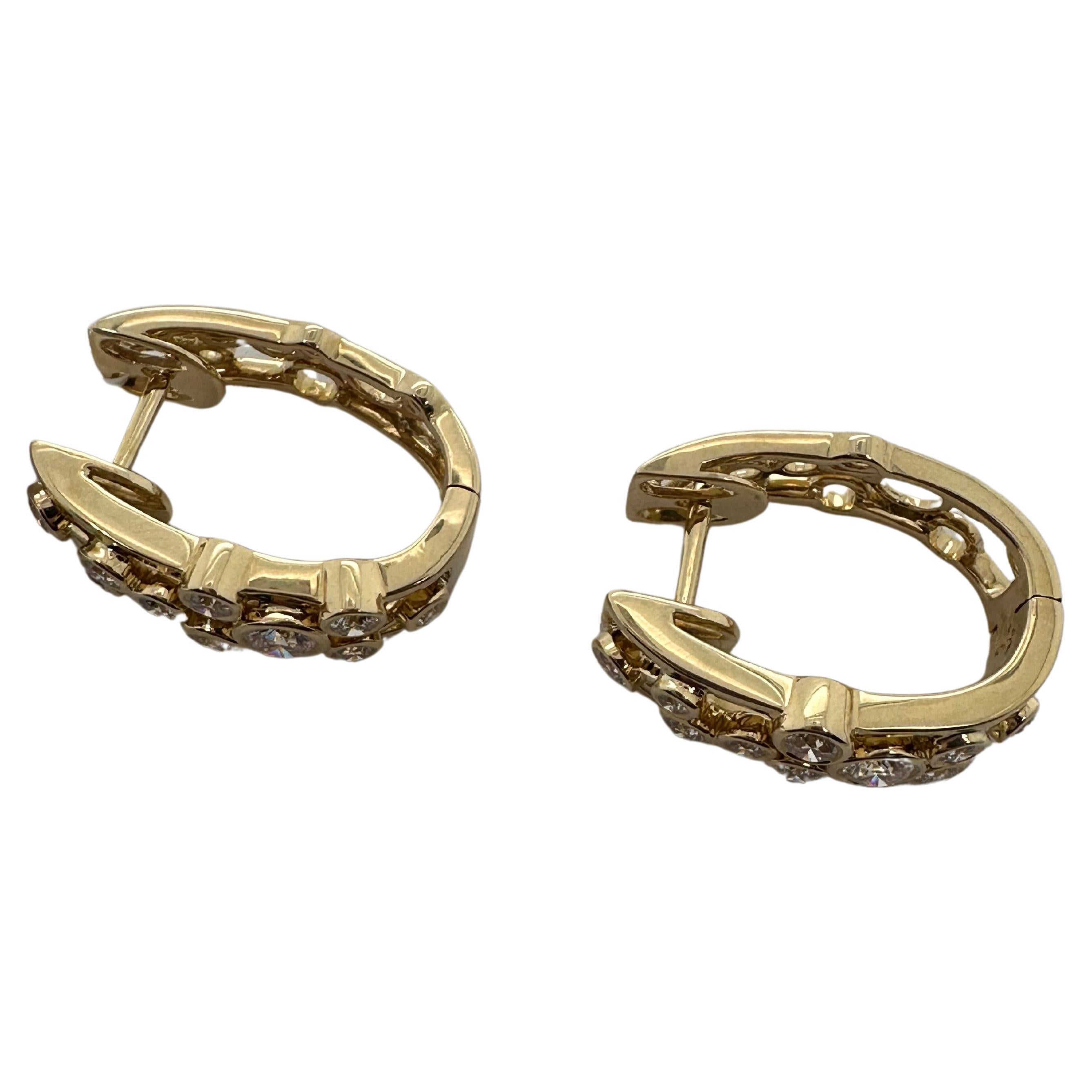 Così bella e comoda allo stesso tempo! Grazie all'incredibile sistema di chiusura e all'incredibile scintillio, questi gioielli saranno amati per anni!

Tipo di metallo: 18KT

Diamante/i naturale/i: 
Colore: F-G
Taglio: Brillante rotondo
Carati: