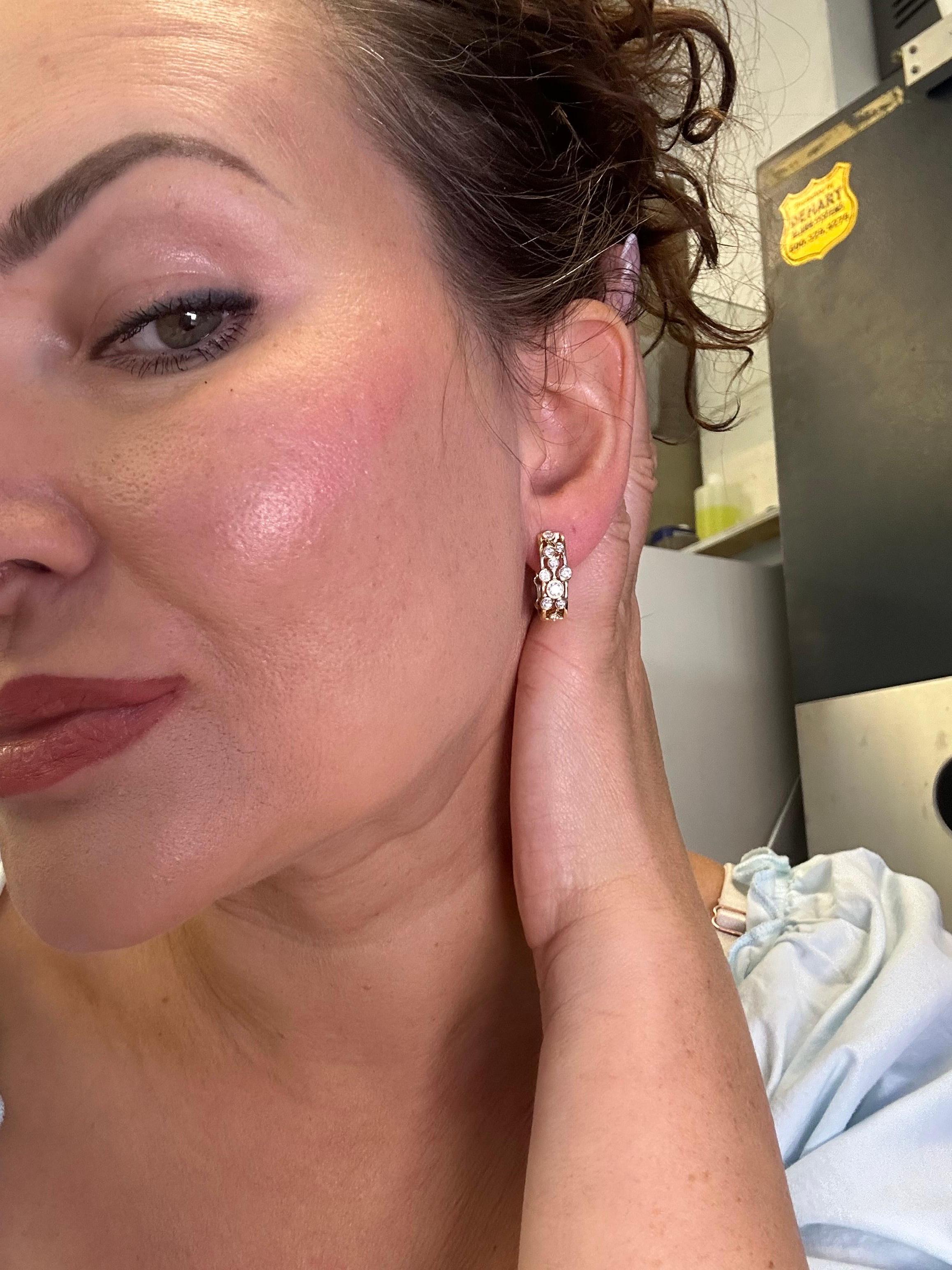 Orecchini a cerchio con diamanti, orecchini con chiusura a leva in oro 18kt In condizioni Nuovo in vendita a Boca Raton, FL