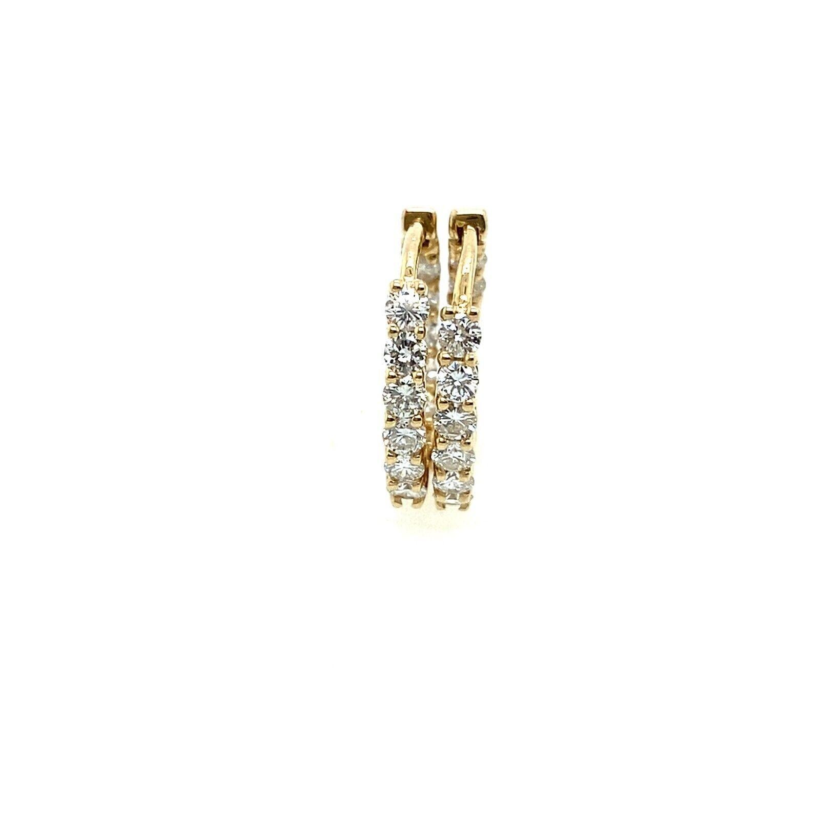Die Ohrringe haben einen Durchmesser von 15 mm und sind mit 0,66 ct. runden Diamanten im Brillantschliff besetzt, die in 14 ct. Die Ohrringe sind eine gute Wahl für Frauen, die gerne edlen und eleganten Schmuck tragen. Die Ohrringe sind eine