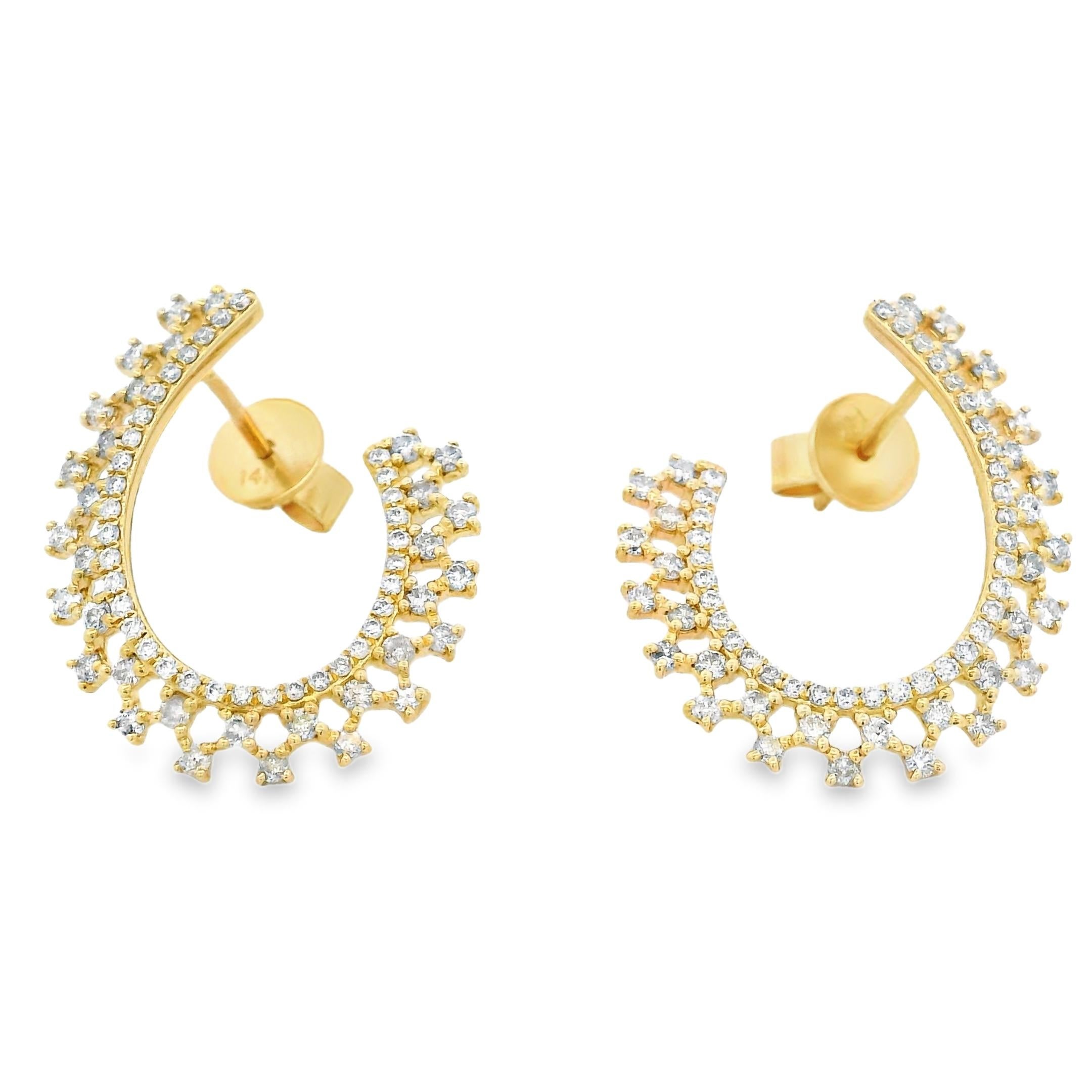 Estos radiantes pendientes de aro de oro amarillo de 14 quilates brillan con 136 diamantes redondos talla brillante que suman 0,75 quilates. Diseñadas con una llamativa curva abierta y una formación de diamantes en capas, ofrecen un brillo