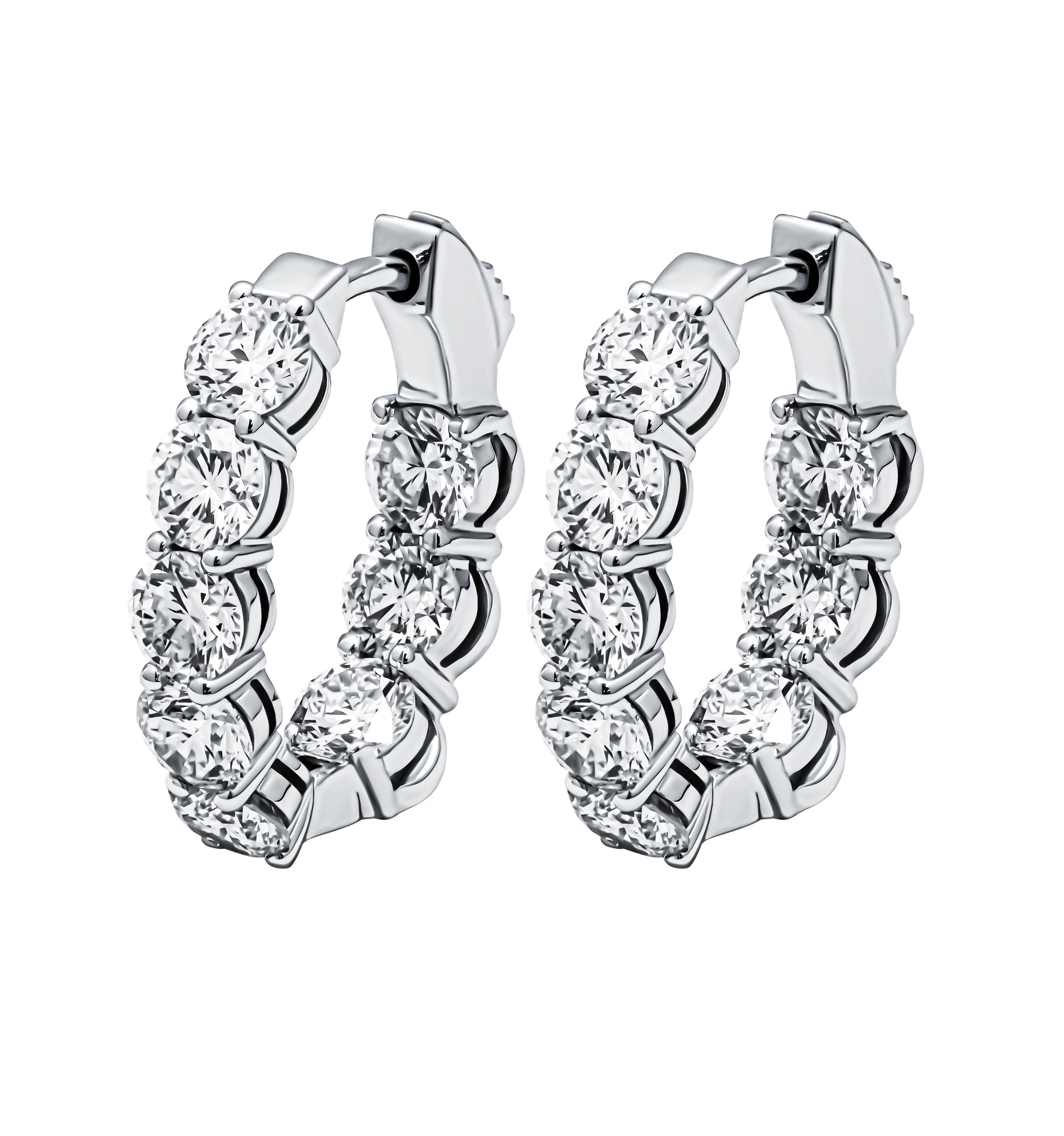 ndultez dans une élégance intemporelle avec ces exquises boucles d'oreilles en or blanc 14 carats, ornées de diamants ronds brillants, d'un total impressionnant de 1,88 carats. Réalisées à la perfection, ces boucles d'oreilles mettent en valeur des