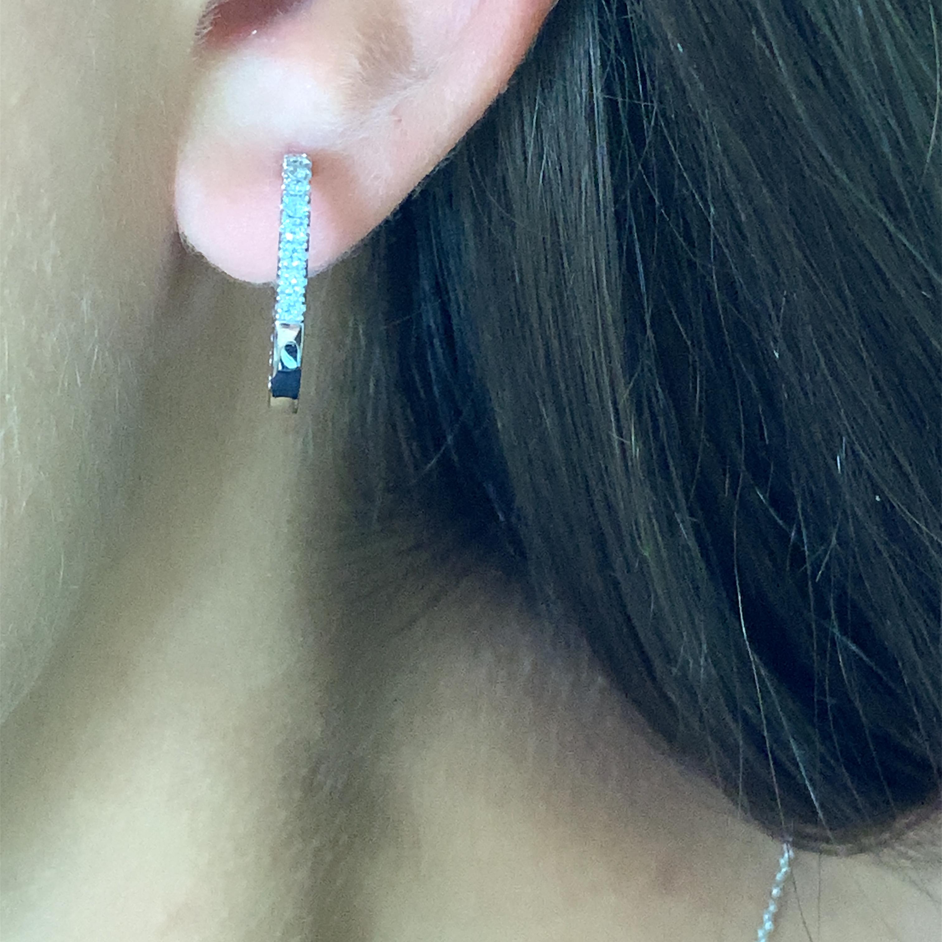 
Orecchini a cerchio con diamante da 1,00ct in oro bianco 18k, misura piccola. Fatto a mano a Londra 
Larghezza circa 12 mm
Peso totale dei diamanti 1,00ct colore F chiarezza VS1.
Classici orecchini a cerchio con diamanti grandi e grossi, con