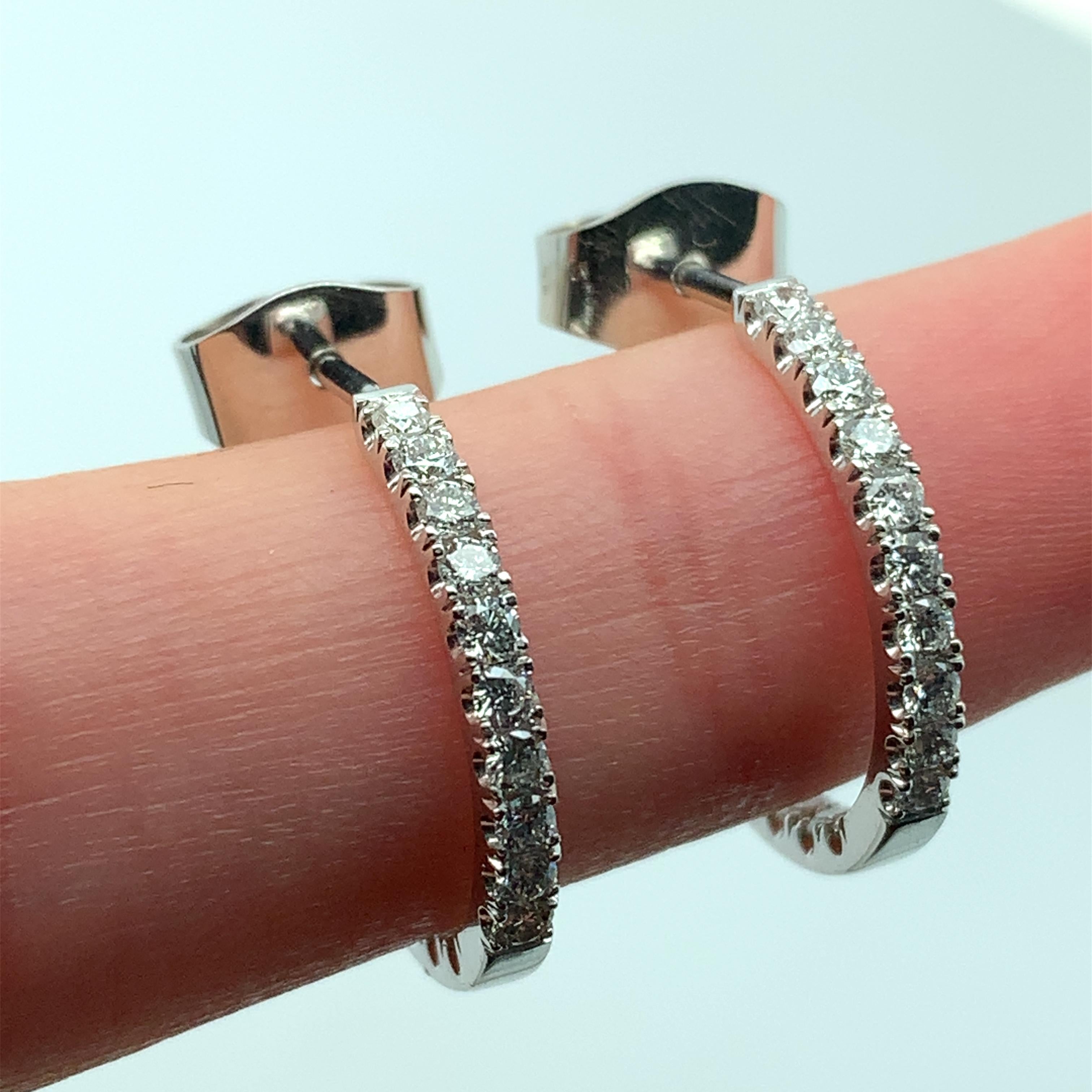 Orecchini a cerchio con diamante art deco petite in oro bianco 18 carati In condizioni Nuovo in vendita a London, GB