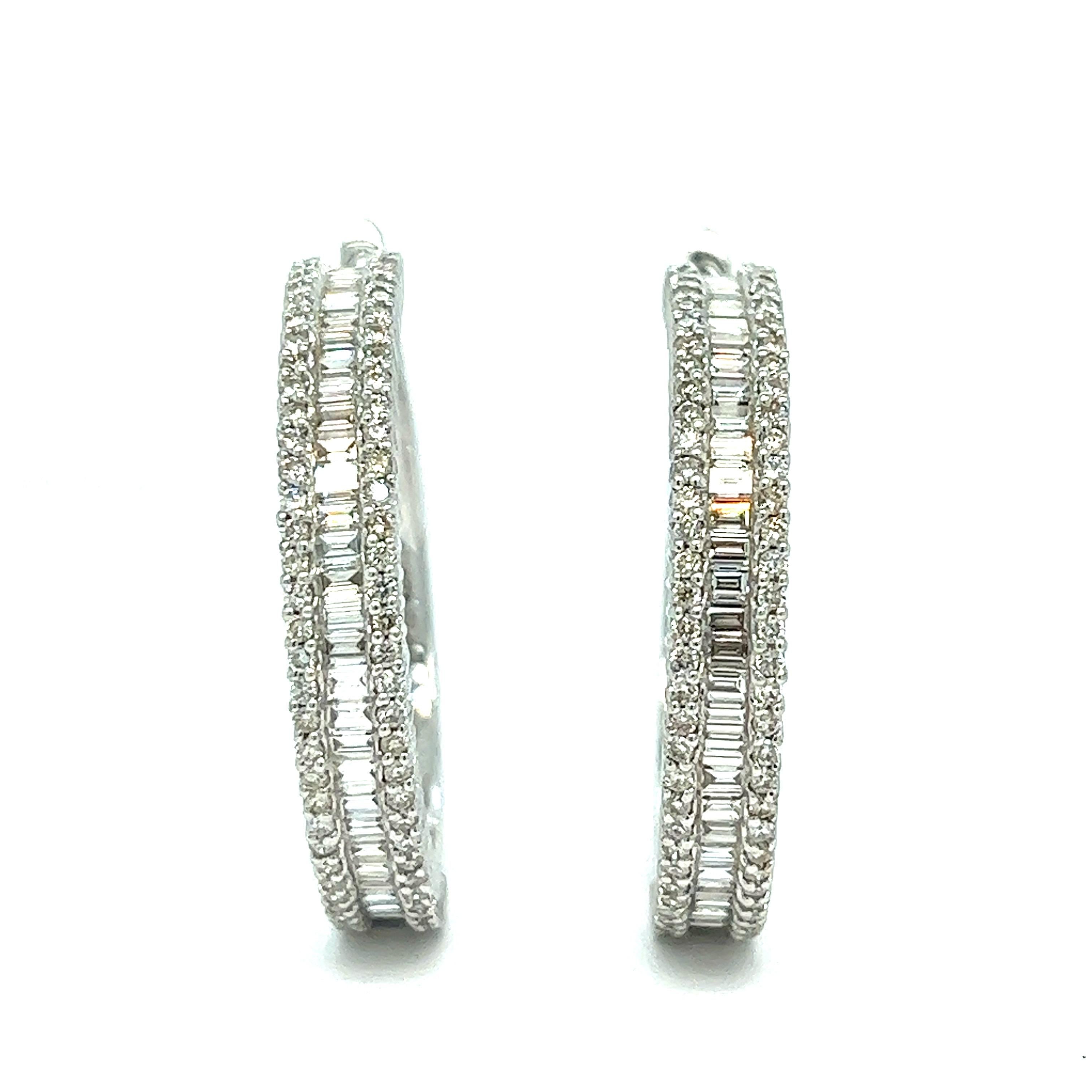 Diamond hoop white gold earrings, made in Italy

Very white and clean baguette- and round-cut diamonds of 3.28 carats, 18 karat white gold; marked K18, D328

Size: width 0.5 cm, diameter 3.2 cm
Total weight: 13.1 grams