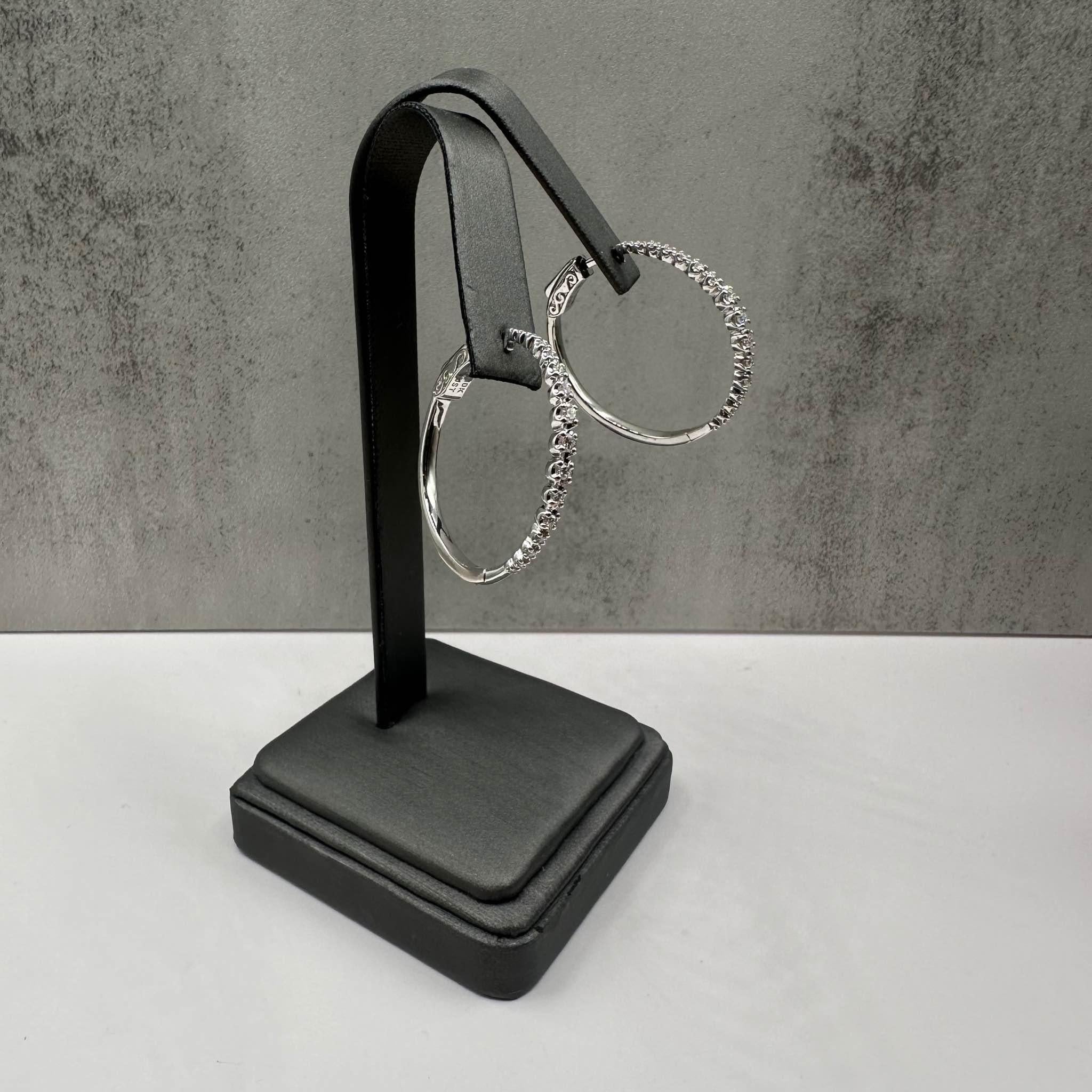 Ces élégantes boucles d'oreilles en or blanc 10 carats sont ornées de 0,50ctw de diamants ronds HI SI1-I1, clairs comme l'œil, sertis dans une monture cupcake graduée pour un éclat brillant. Avec un diamètre extérieur de 1,25 pouce, ces anneaux