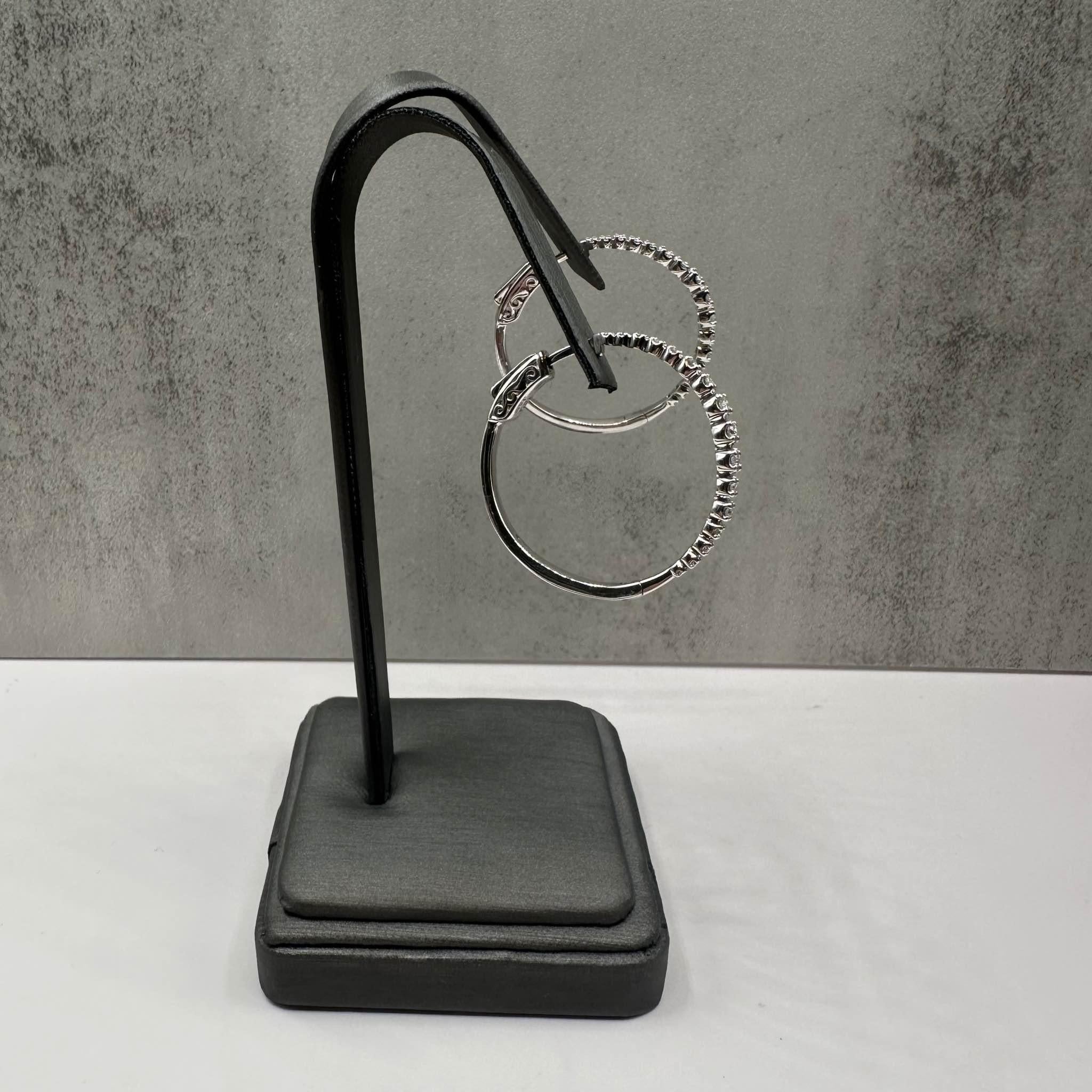 Taille ronde Créoles en or blanc 10 carats, diamants 0,50 carat, diamètre extérieur 1,25 pouce, état neuf en vente