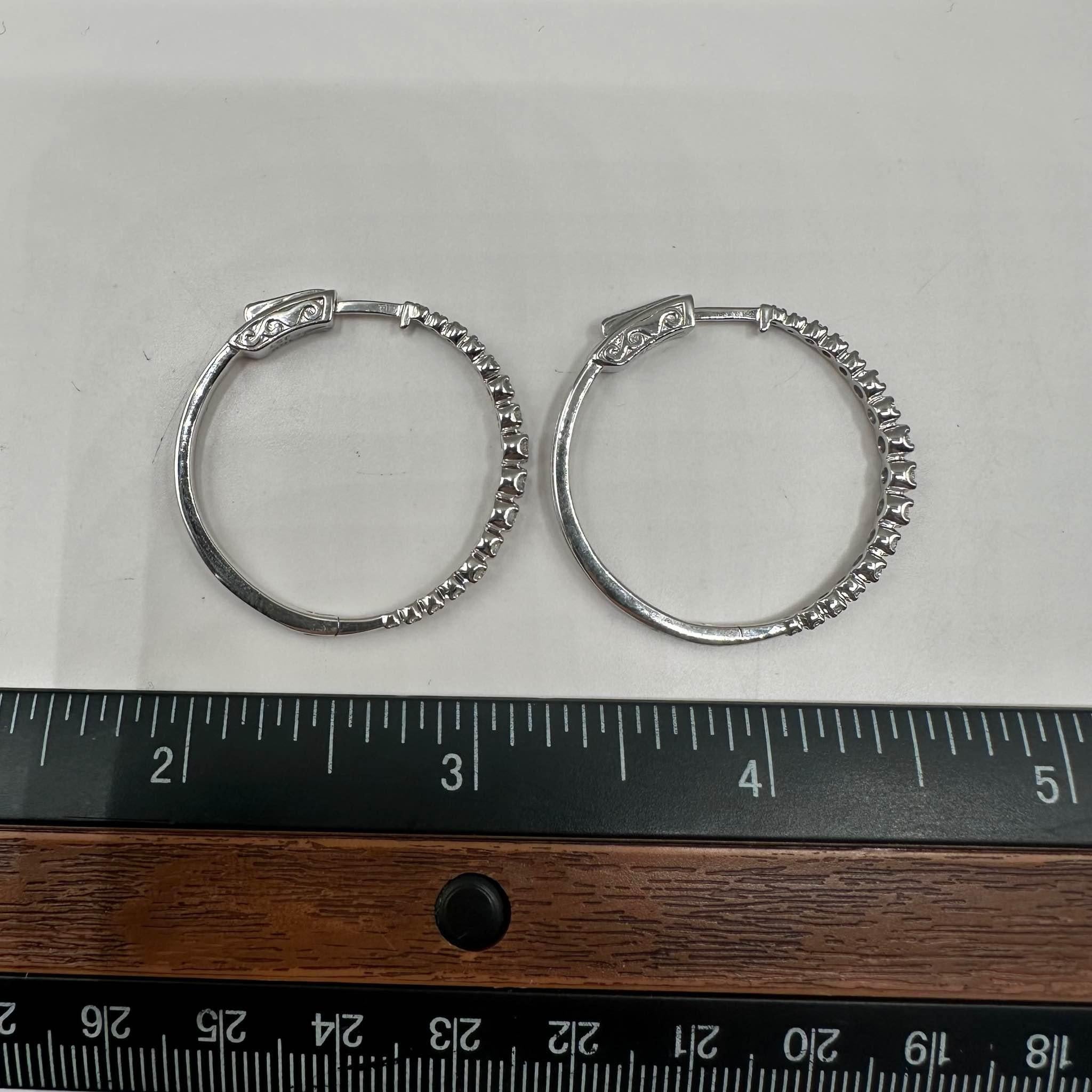 Créoles en or blanc 10 carats, diamants 0,50 carat, diamètre extérieur 1,25 pouce, état neuf Neuf - En vente à West Hempstead, NY