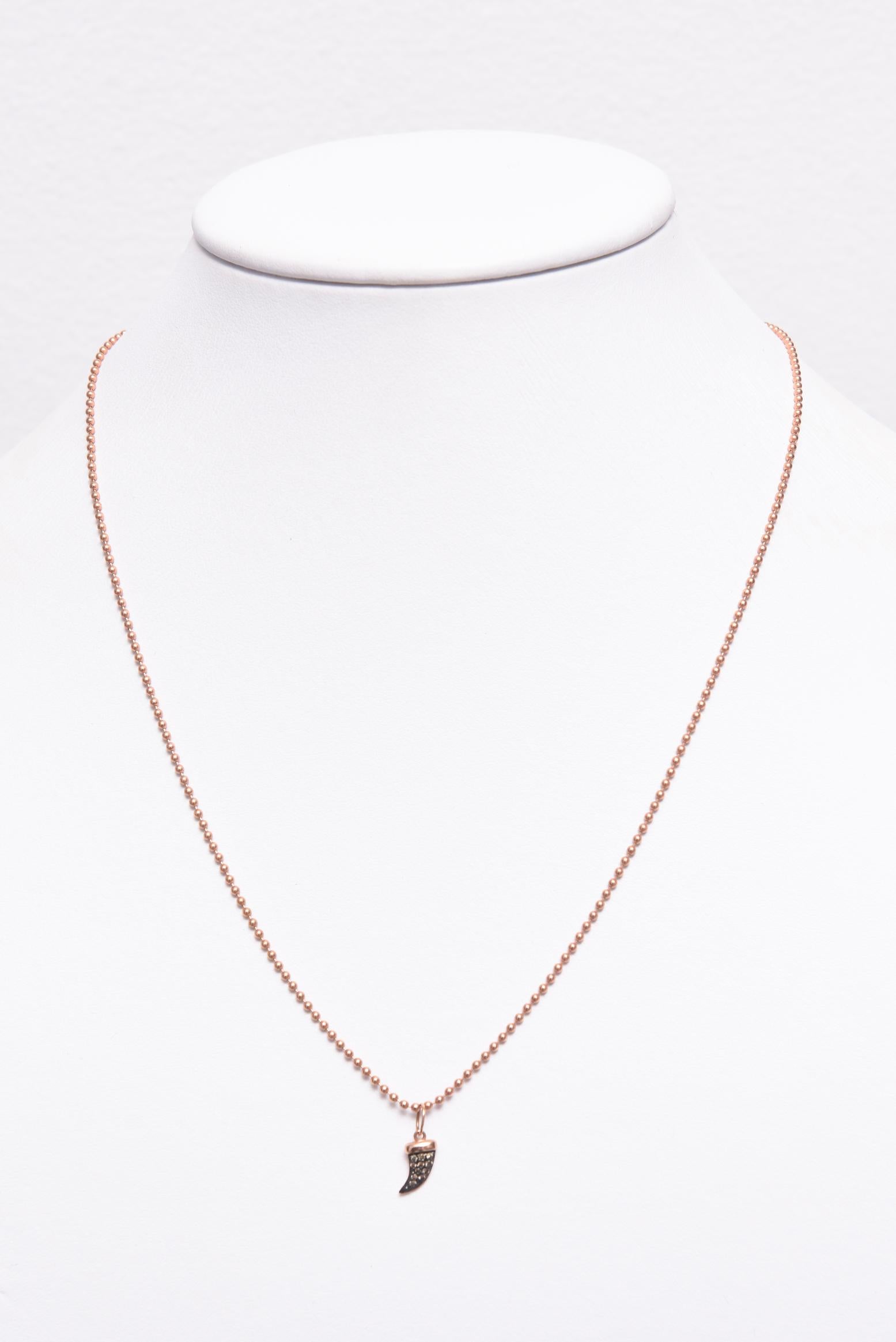 Pendentif en forme de corne en diamant de Sydney Evan sur une chaîne à boules en or rose 14k.  Le poids total des diamants est d'environ 0,06.  Les perles de la chaîne à boules mesurent 1,45 mm. La chaîne est longue de 18 pouces et se ferme avec un