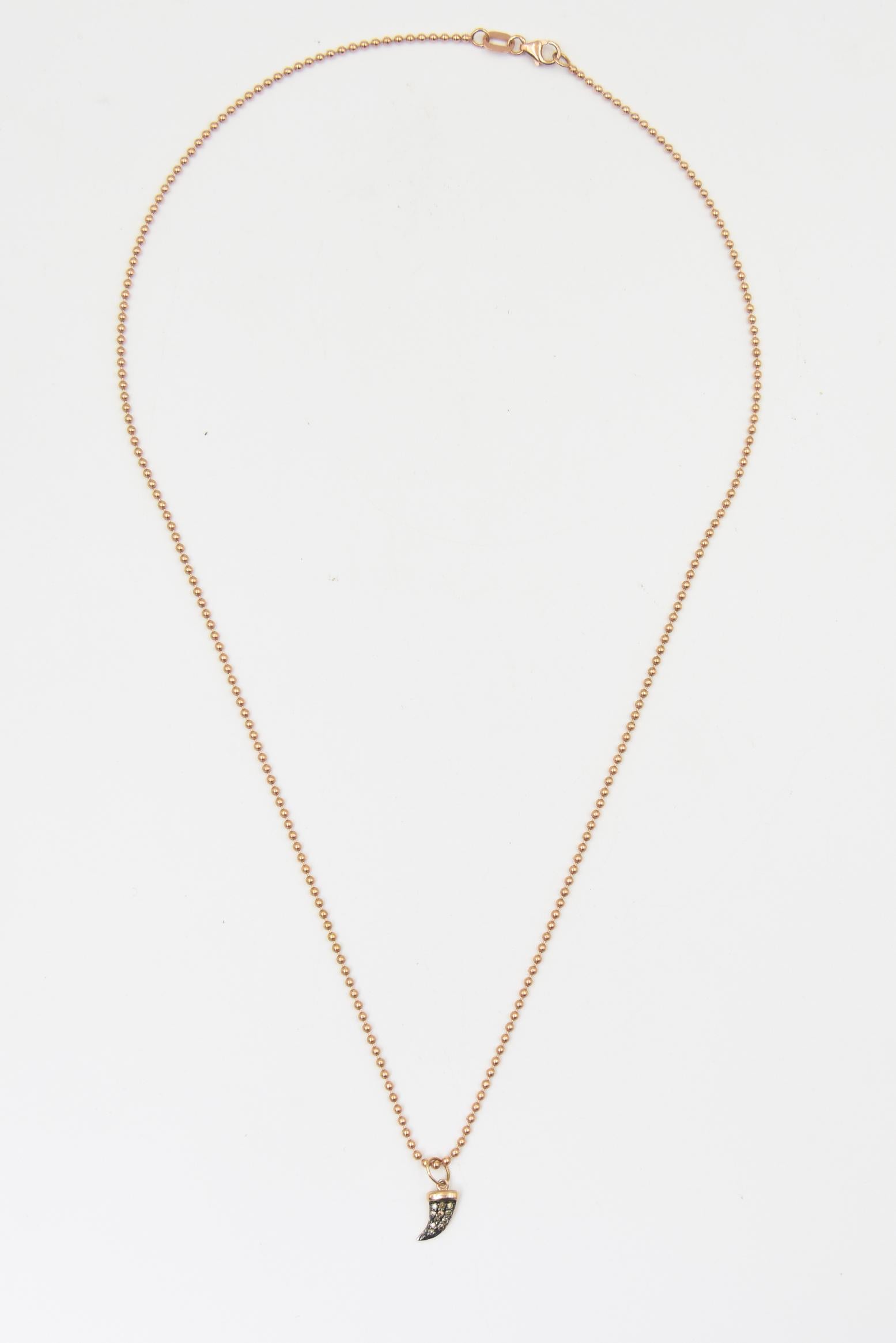 Taille ronde Collier pendentif à breloques en or rose 14k avec corne en diamant par Sydney Evan en vente