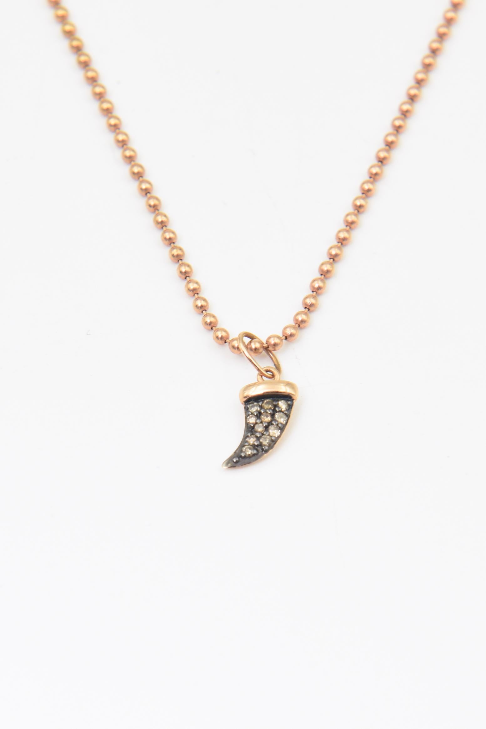 Collier pendentif à breloques en or rose 14k avec corne en diamant par Sydney Evan Bon état - En vente à Miami Beach, FL