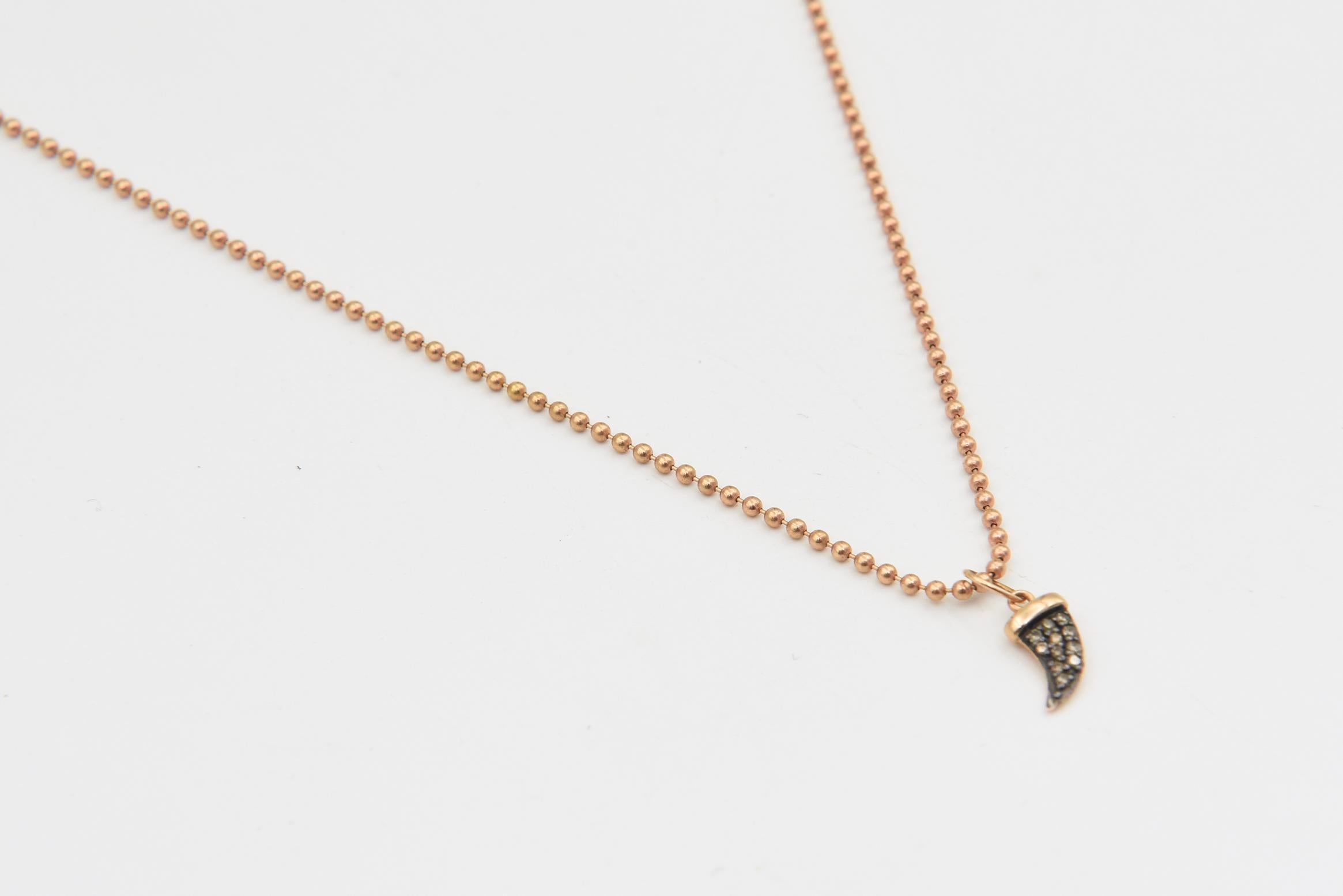 Collier pendentif à breloques en or rose 14k avec corne en diamant par Sydney Evan Unisexe en vente