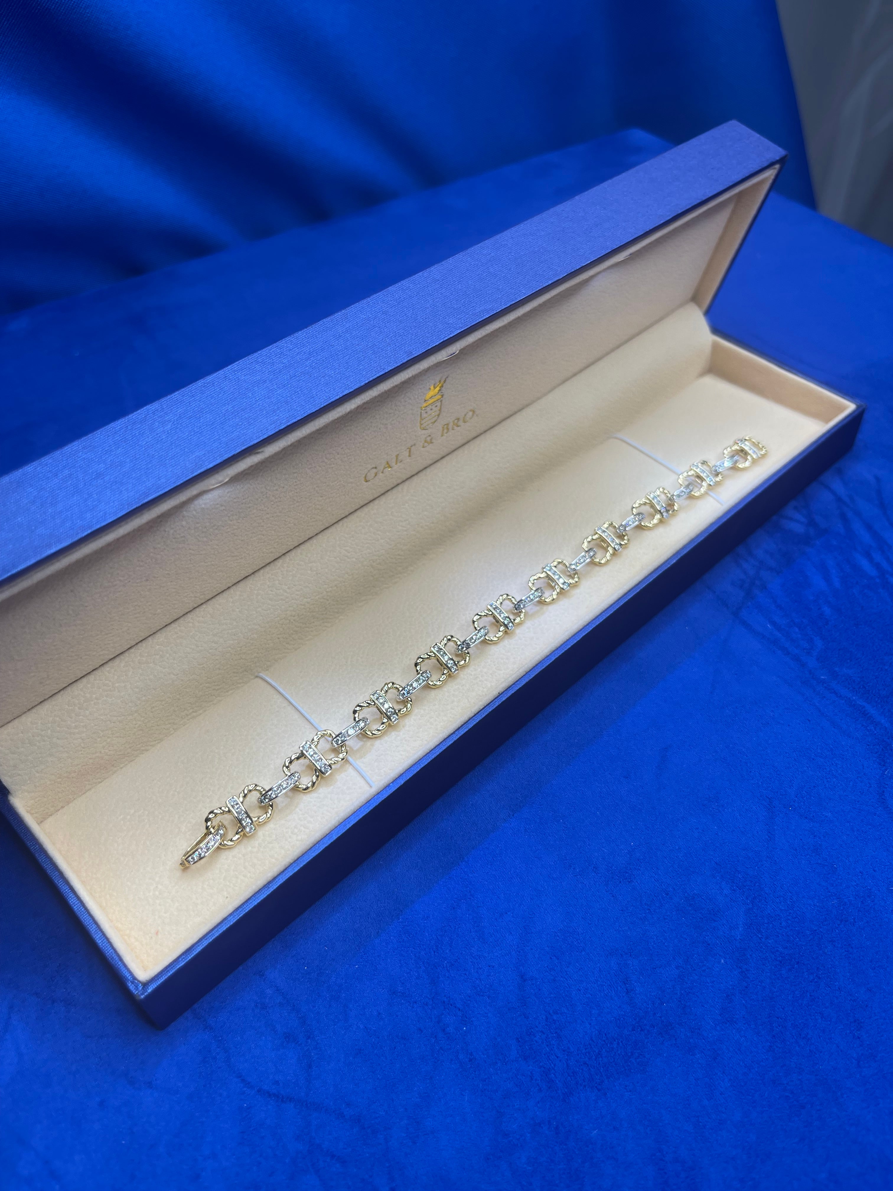 Femenino o masculino Pulsera de oro amarillo de 14 quilates con eslabones de diamantes en forma de herradura y pavé en venta