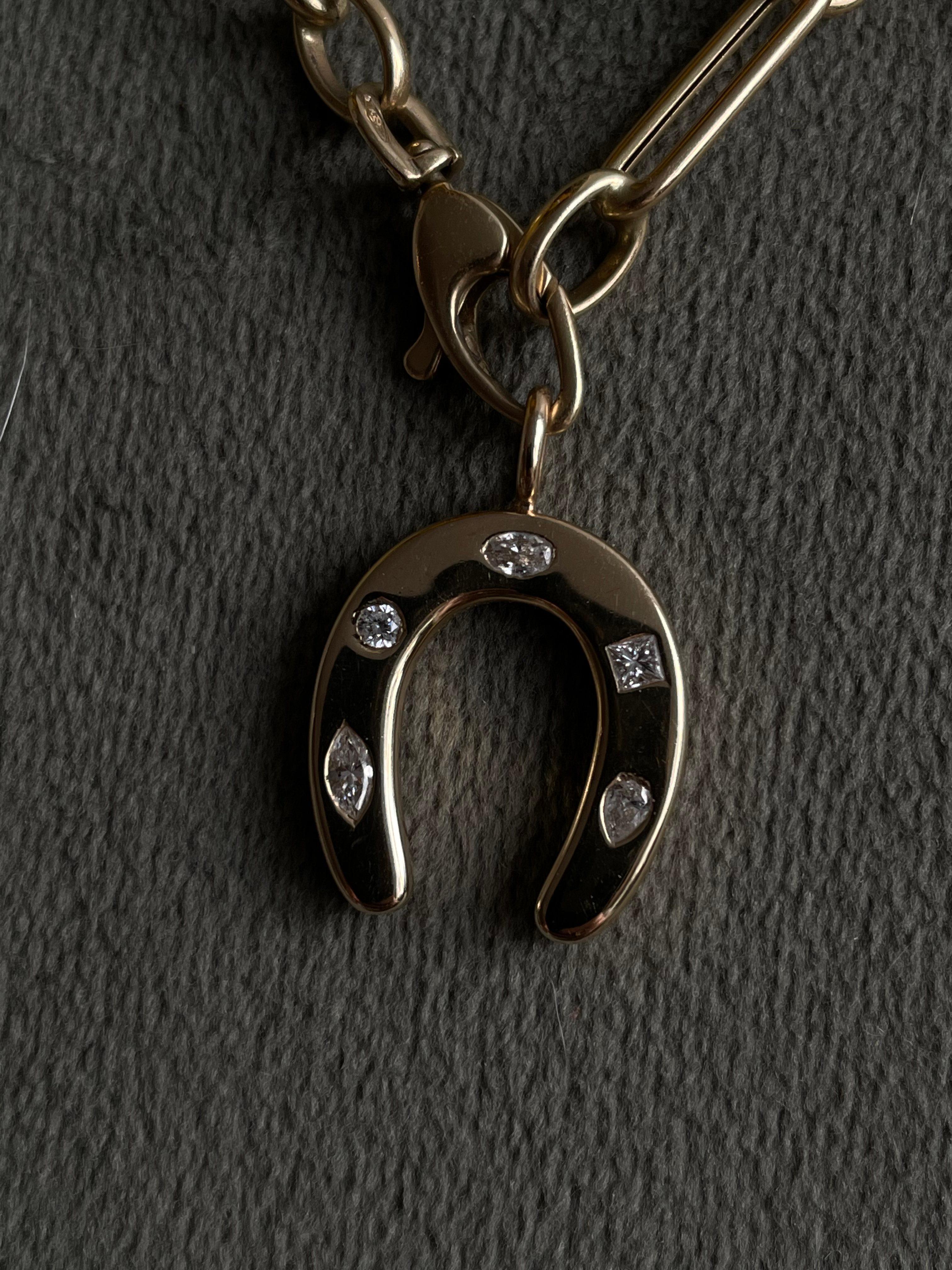 Ciondolo con diamante a ferro di cavallo in oro 14k Contemporaneo In condizioni Nuovo in vendita a Toronto, ON