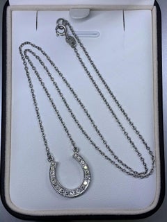 Collana con ciondolo portafortuna a ferro di cavallo con diamanti In oro bianco
