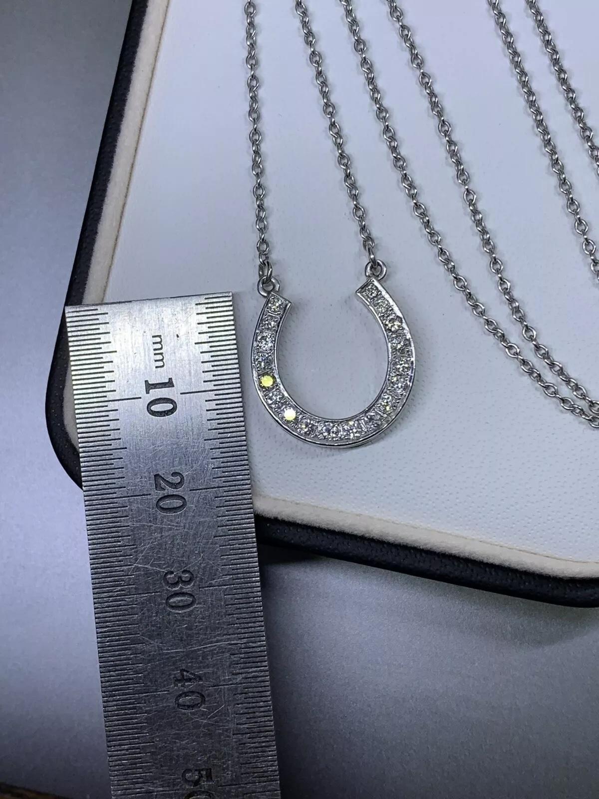 Diamond horseshoe lucky pendant necklace In white gold In New Condition For Sale In London, GB