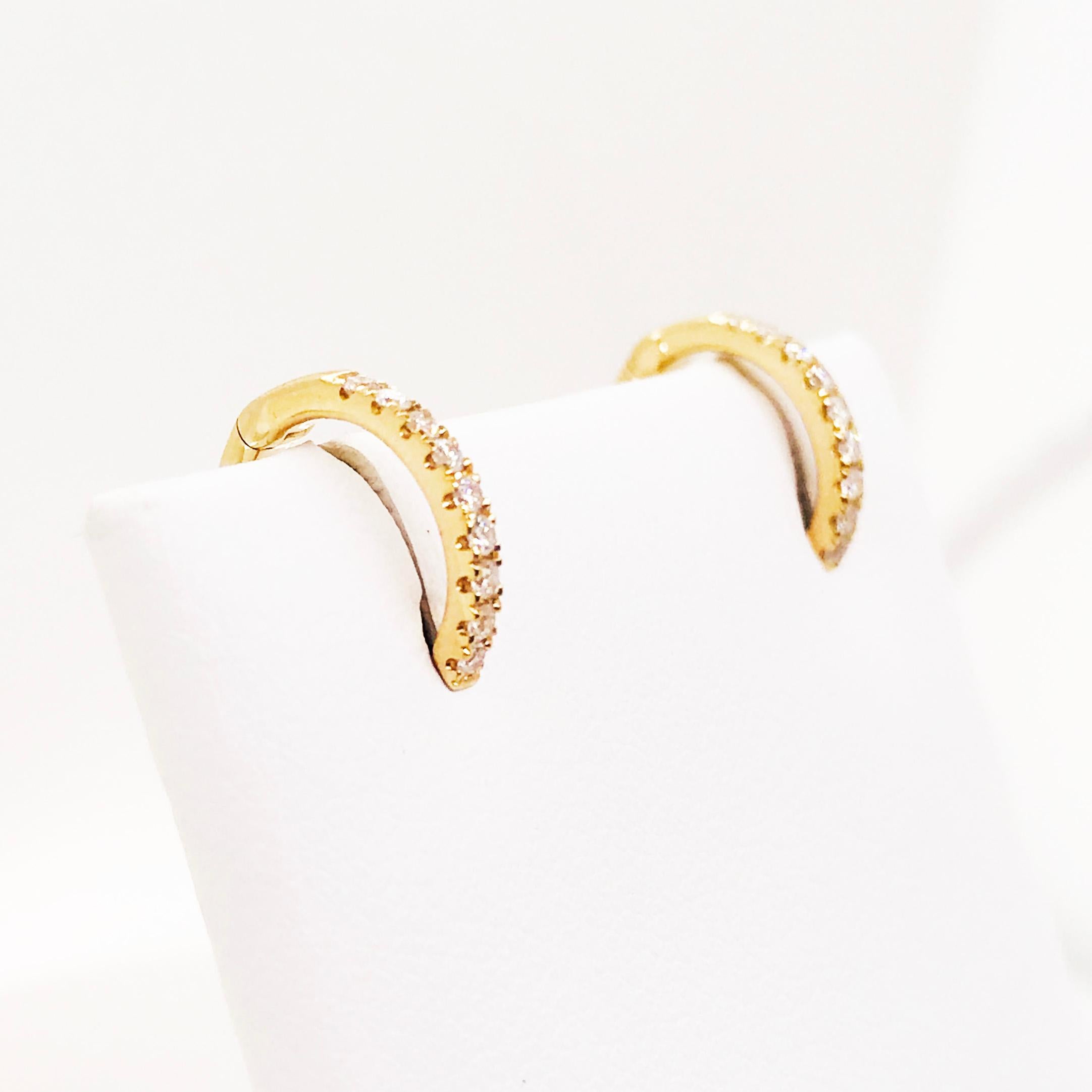 Moderne Boucles d'oreilles créoles huggies en or 14 carats avec diamants de 0,15 carat en vente