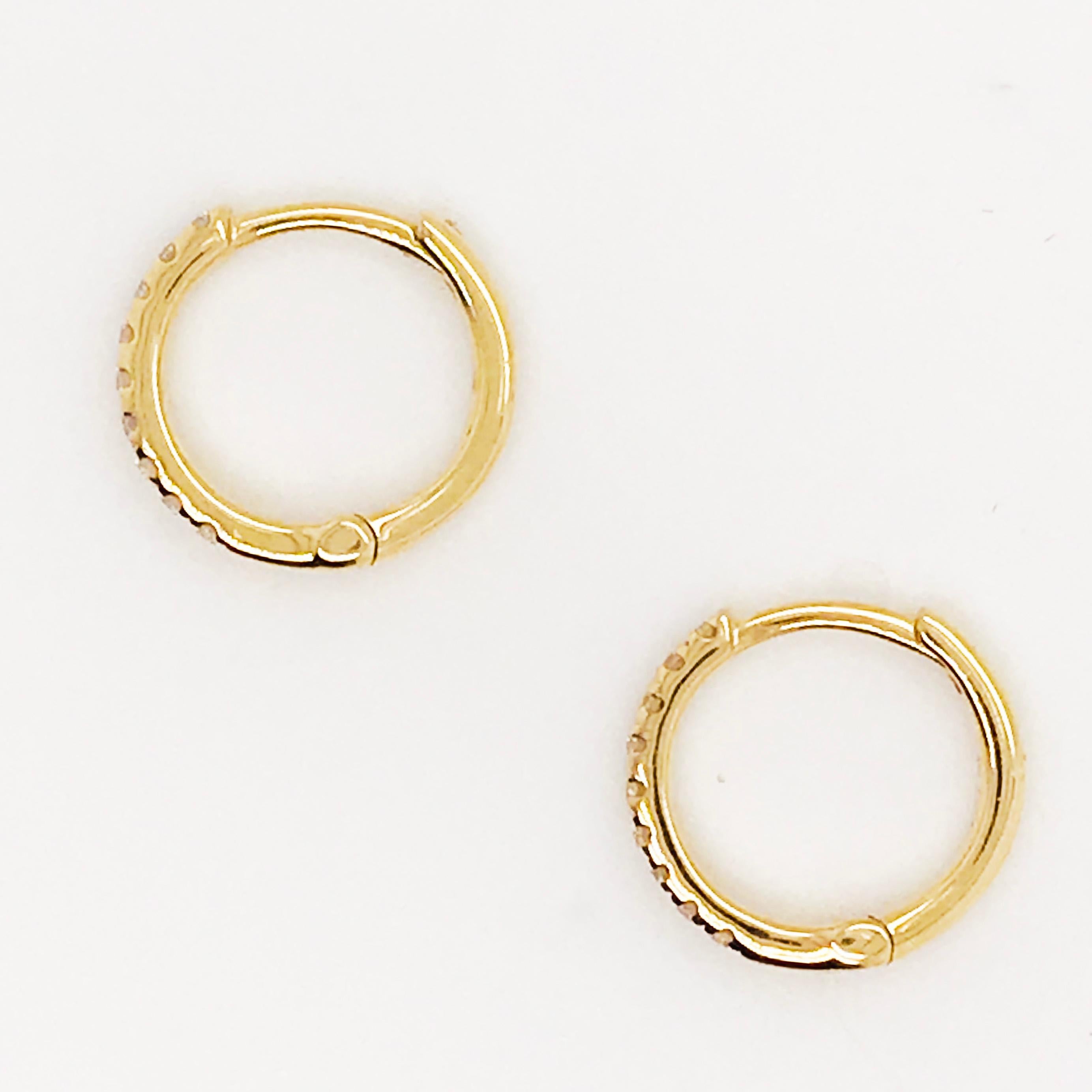 Boucles d'oreilles créoles huggies en or 14 carats avec diamants de 0,15 carat Pour femmes en vente