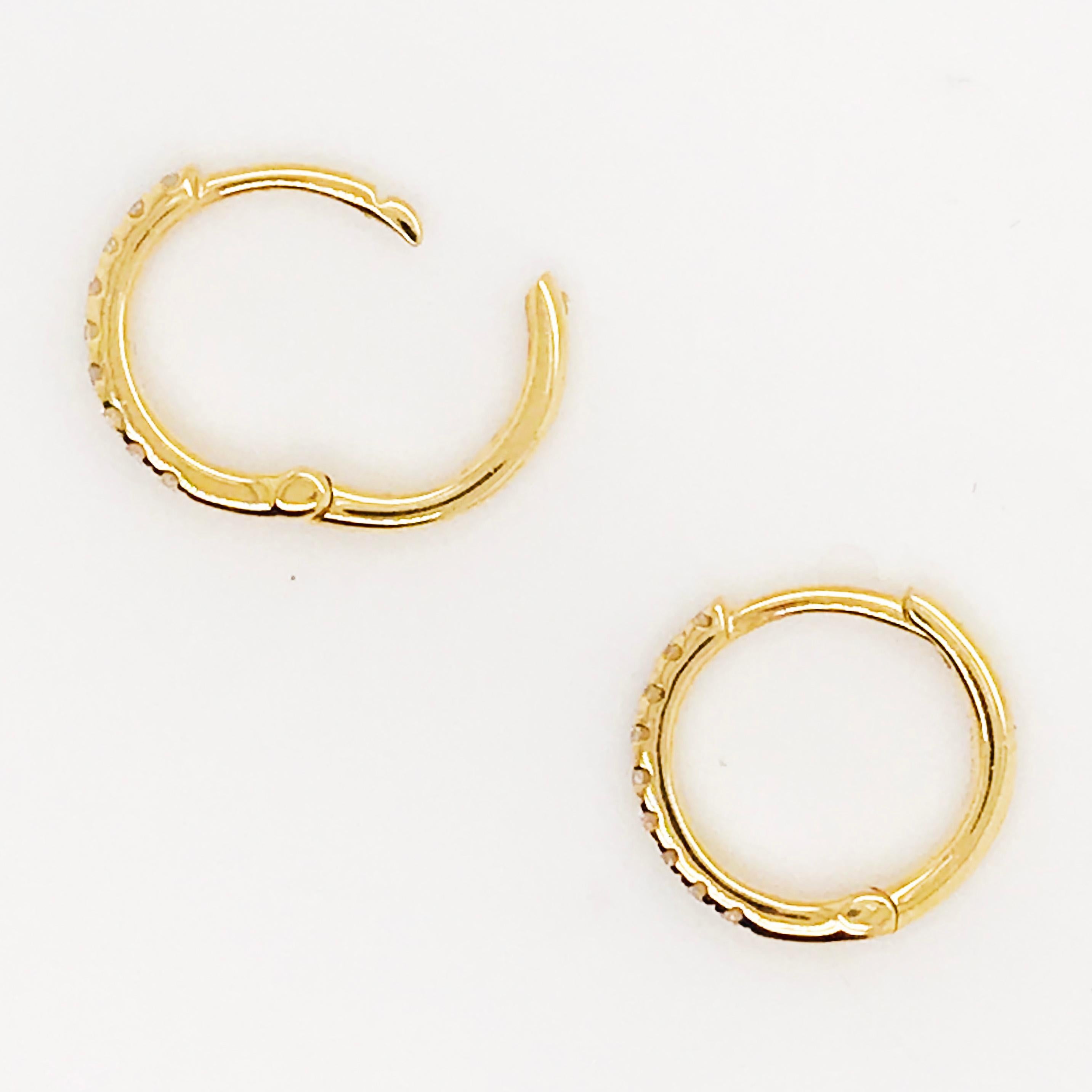 Boucles d'oreilles créoles huggies en or 14 carats avec diamants de 0,15 carat en vente 1