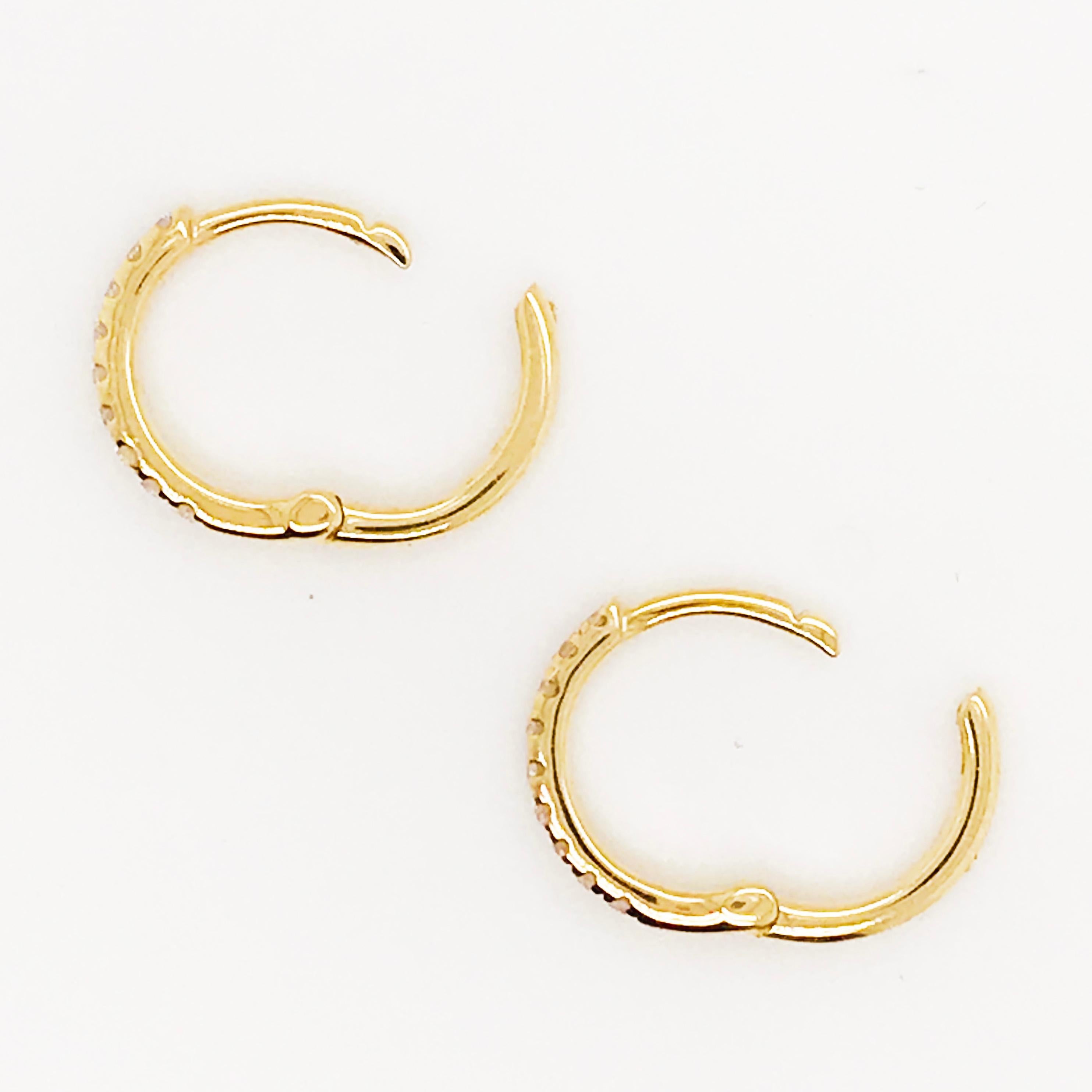 Boucles d'oreilles créoles huggies en or 14 carats avec diamants de 0,15 carat en vente 2
