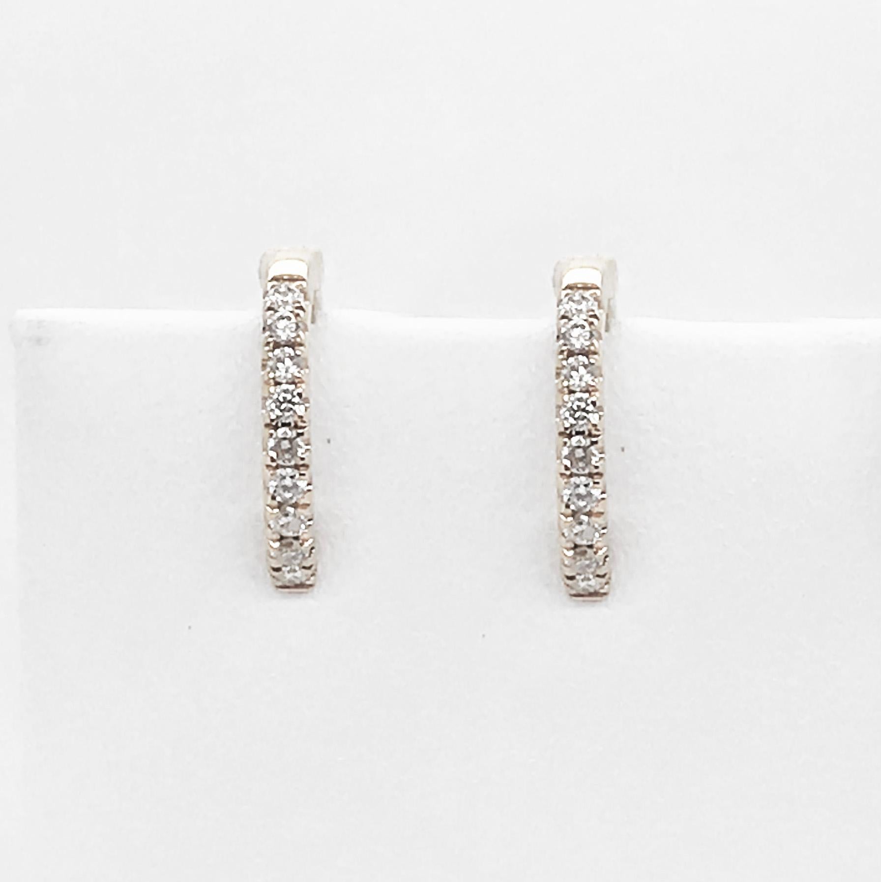 Boucles d'oreilles créoles huggies en or 14 carats avec diamants de 0,15 carat en vente 3