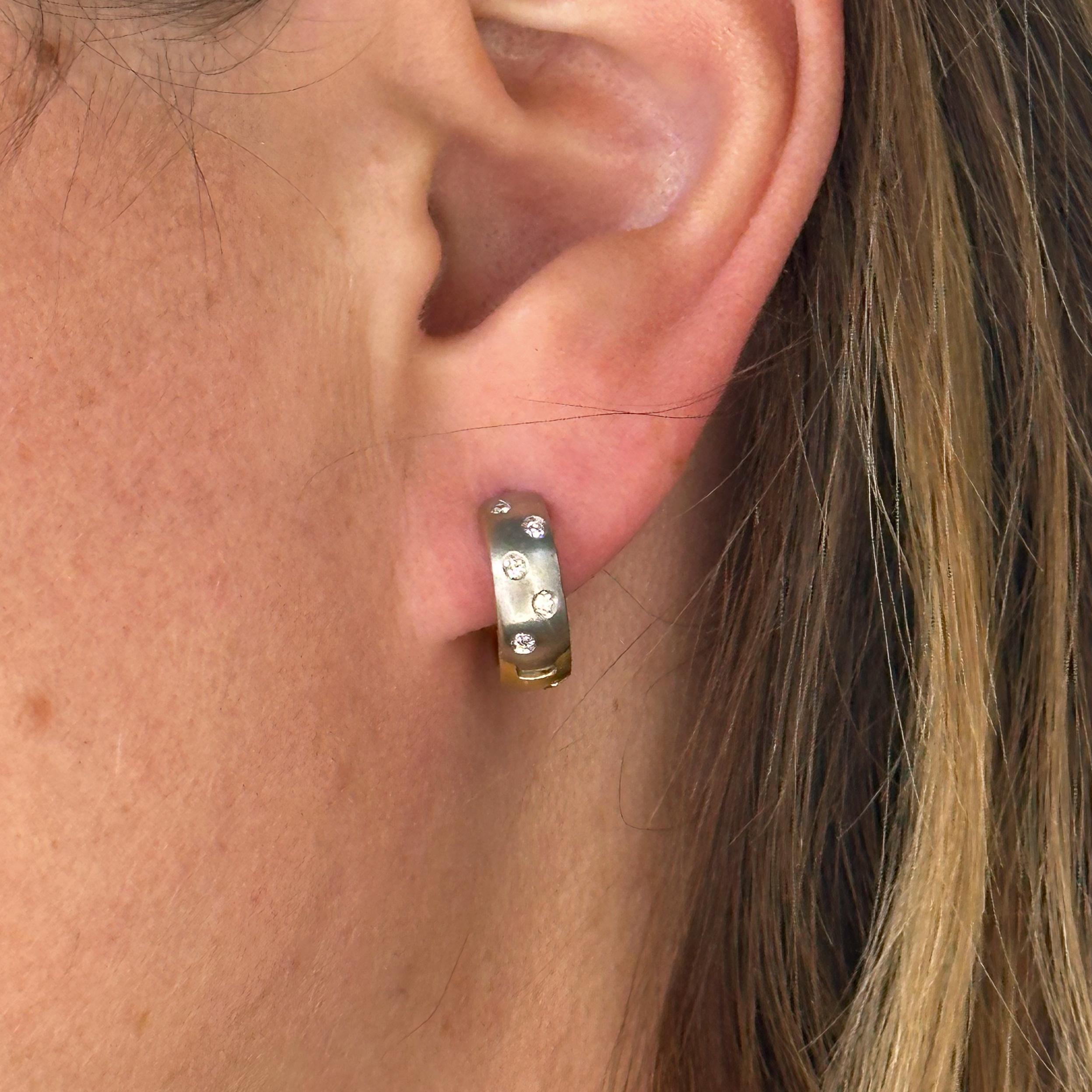 Diese vielseitigen Huggie-Ohrringe sind mit funkelnden Diamanten besetzt und lassen sich zwischen 18 Karat Gelb- und Weißgold wechseln. Der nahtlose Übergang zwischen den beiden Goldtönen verleiht ihm einen modernen Touch, während die Diamanten