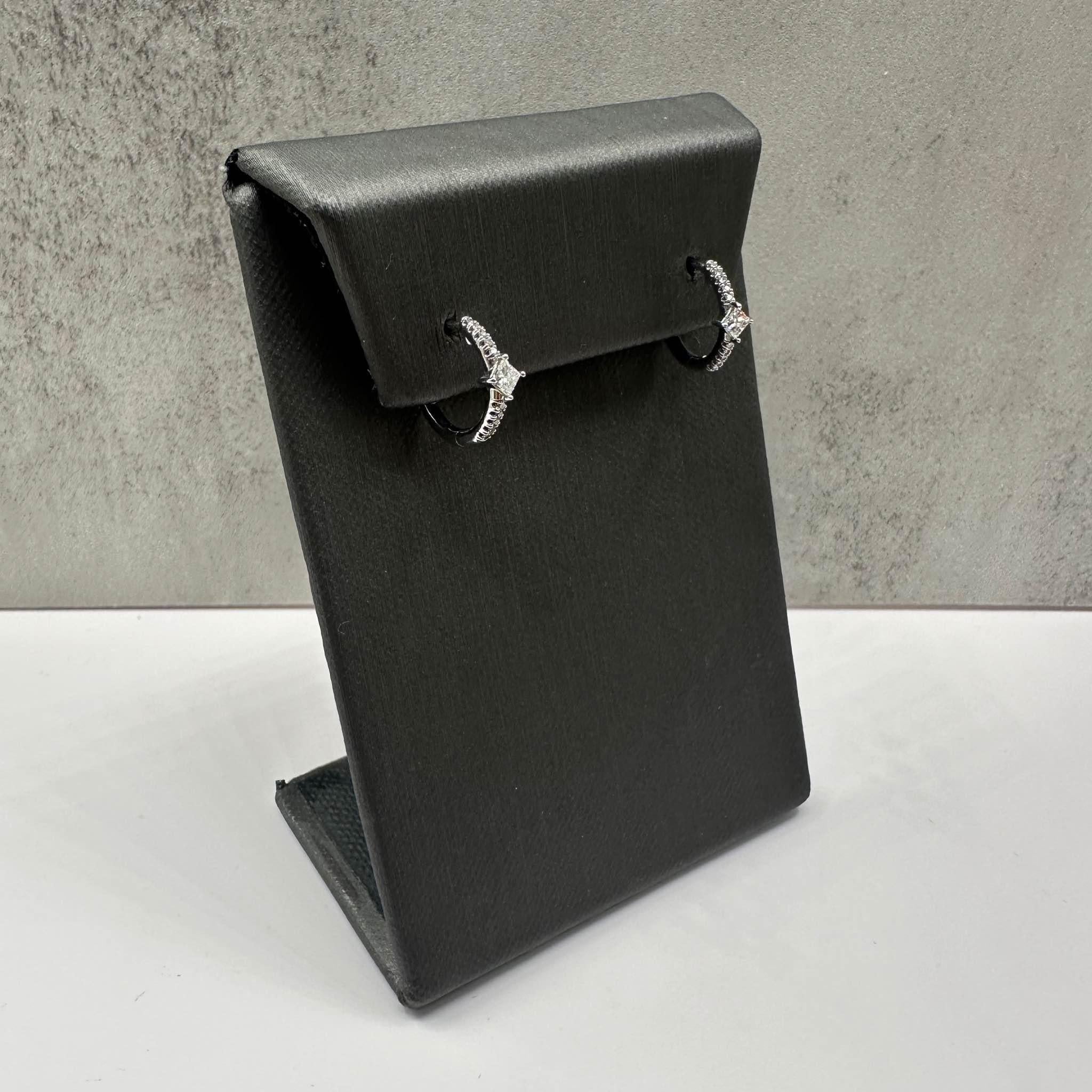 Ces élégantes boucles d'oreilles Huggie en or blanc 10kt sont ornées de 0,25ctw de diamants ronds GH SI2-I1 de taille simple et de taille princesse, offrant un éclat brillant et un design moderne. Avec un diamètre extérieur de 12,5 mm, elles ont la