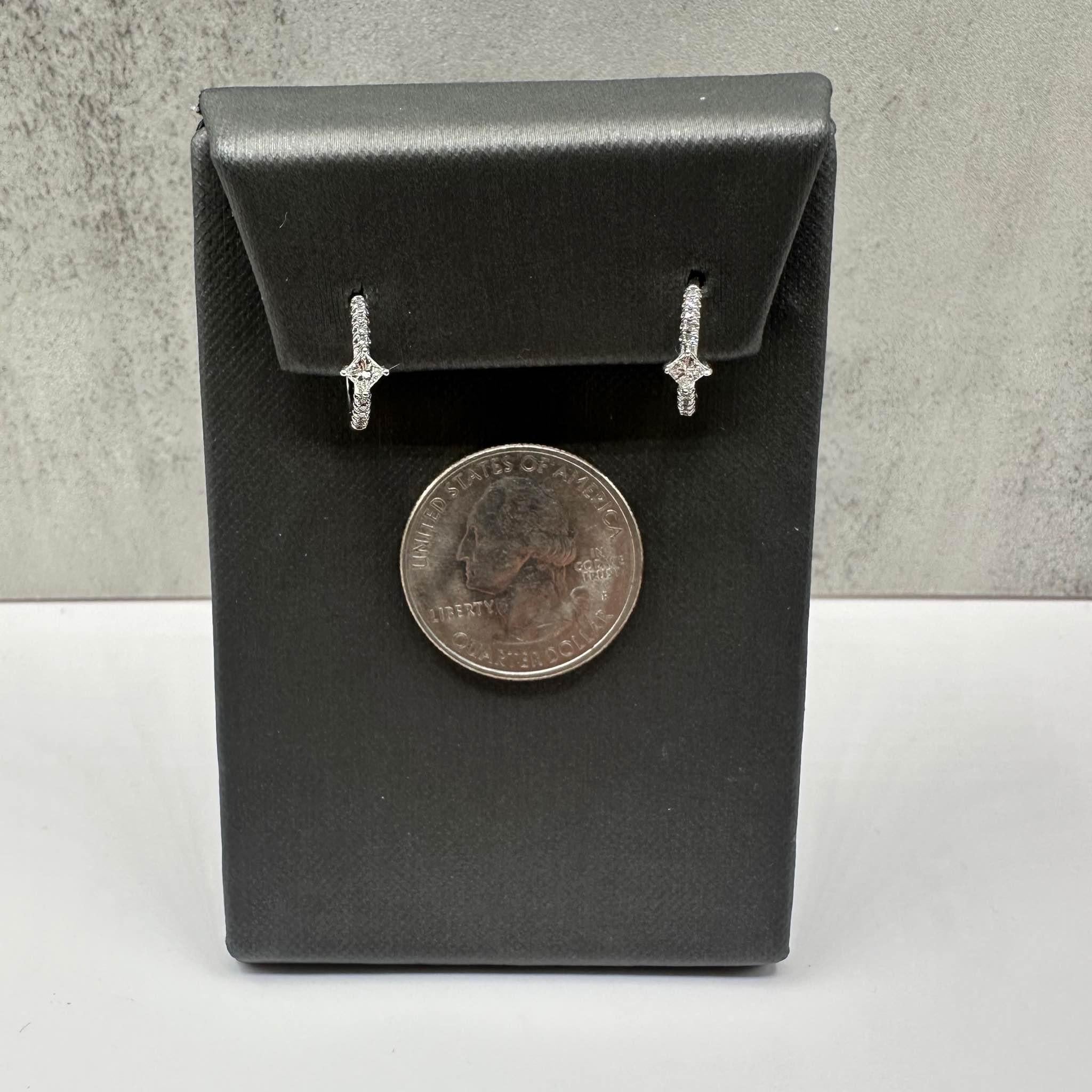 Boucles d'oreilles Huggie en or blanc 10 carats - 0,25 carat poids total GH SI2-I1, 12,5 mm Neuf - En vente à West Hempstead, NY