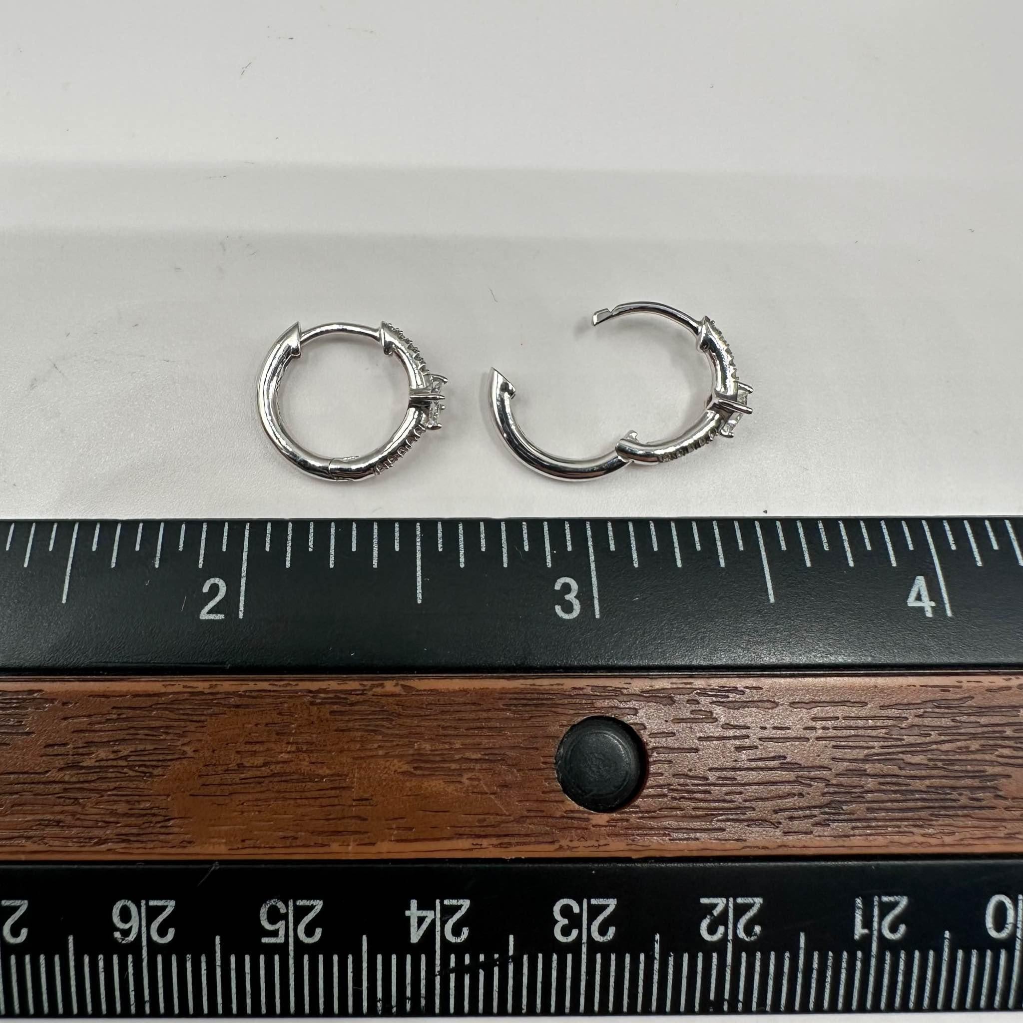 Boucles d'oreilles Huggie en or blanc 10 carats - 0,25 carat poids total GH SI2-I1, 12,5 mm Pour femmes en vente