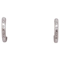 Boucles d'oreilles Huggie en or blanc 14 carats avec diamants 0,02 carat, finition satinée